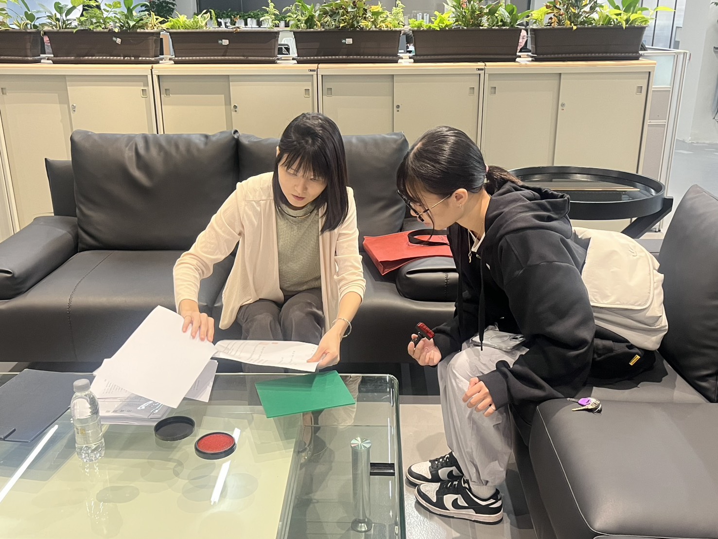 客服部同仁與工程廠商進行合約用印與文件細節確認，穩健維持雙方合作共識