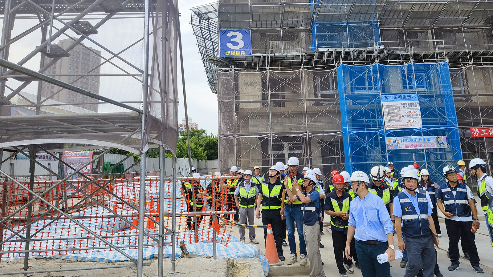勞動檢查處人員詳細聽取工地工程人員針對職安防護科技應用的解說