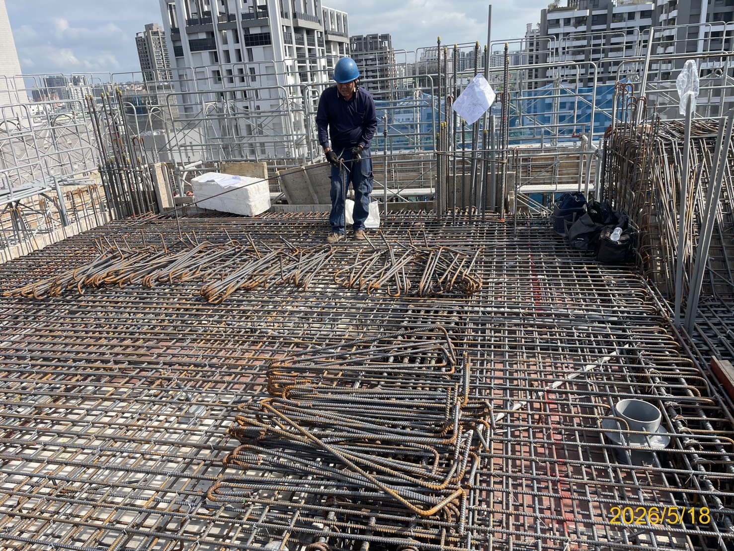 東光好室進行R2F屋頂樓版鋼筋綁紮，以馬椅架設確保雙層結構受力均勻