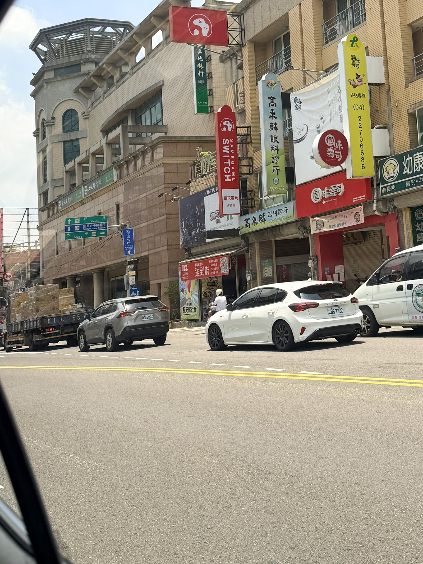 總太營造財務部人員至銀行辦理對接手續，保證每筆營運資金精準運轉