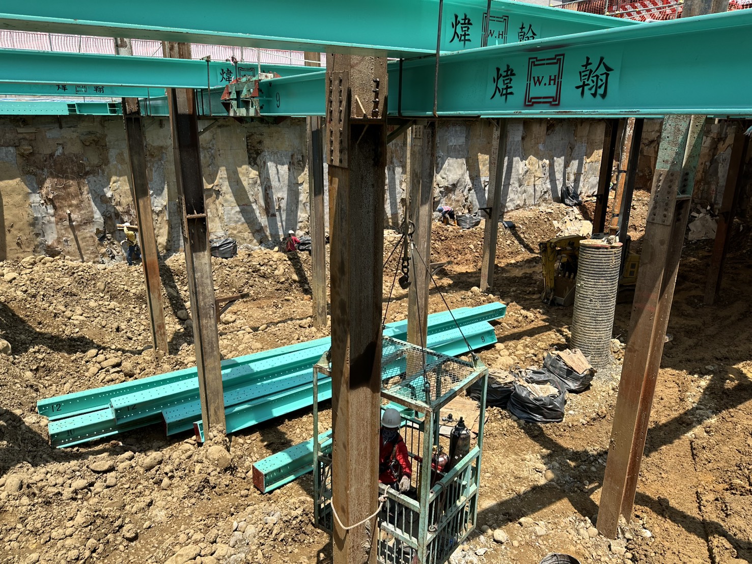 軍功郵局降挖整地與安全支撐二撐架設組立，施工人員加強自主查驗