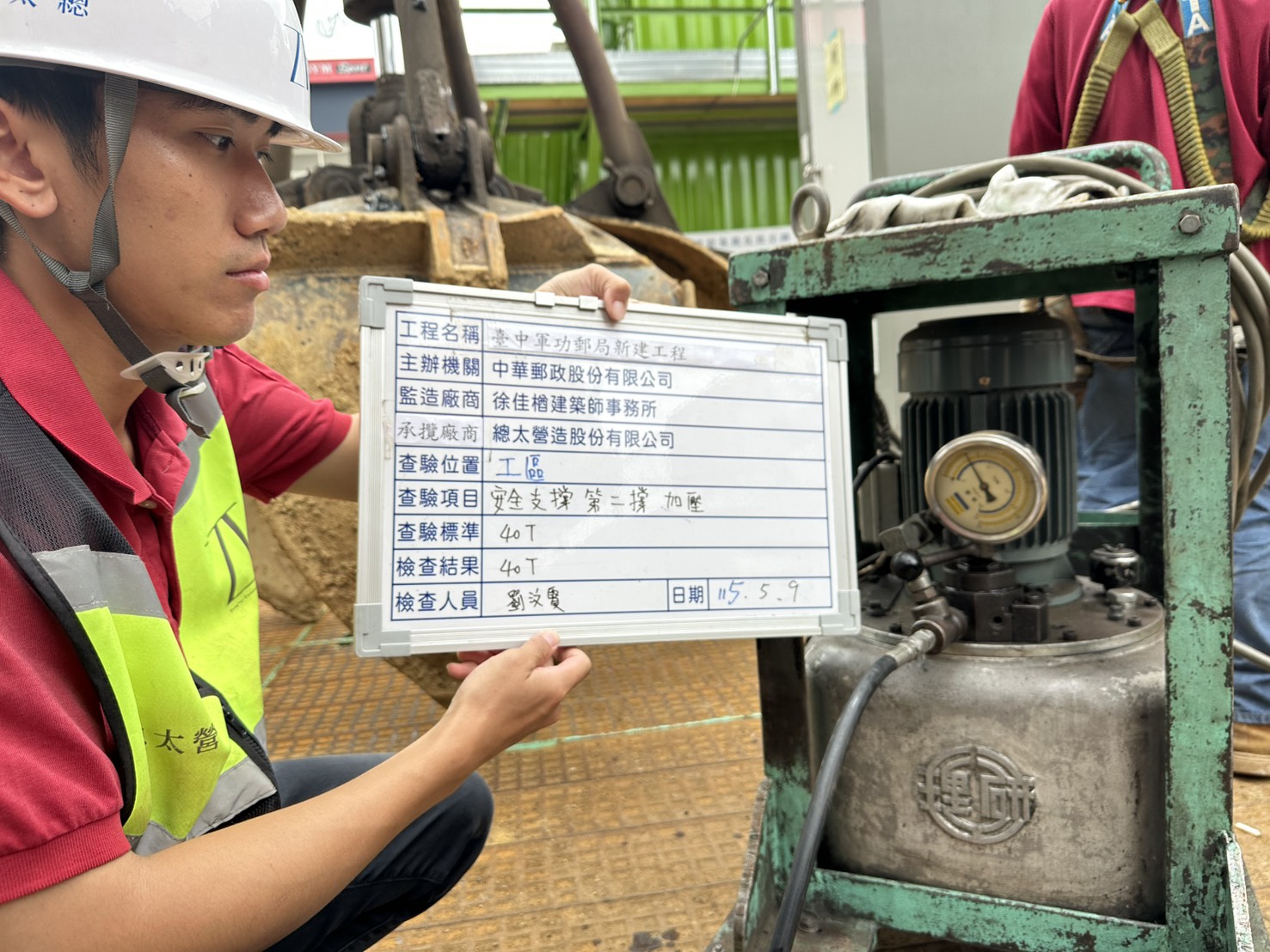 鋼支撐連接點各處強化緊固，全方位維護深開挖工區的安全穩定