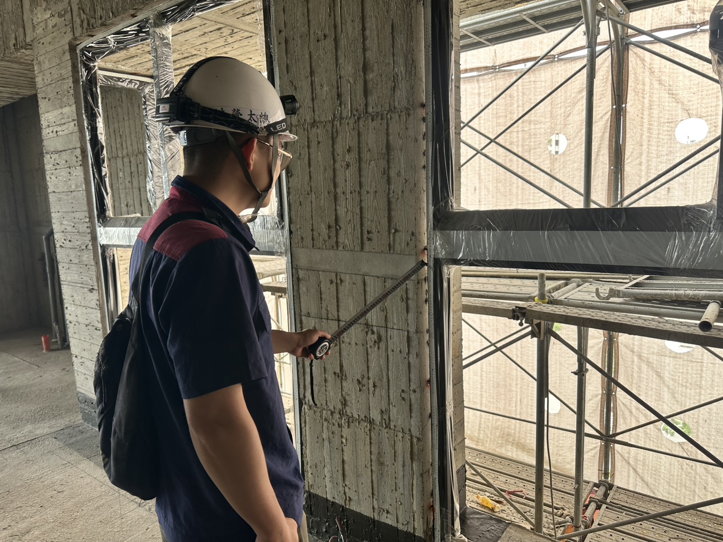 14F鋁窗採用膨脹螺絲與電焊固定，電焊後施作防鏽漆確保耐用度