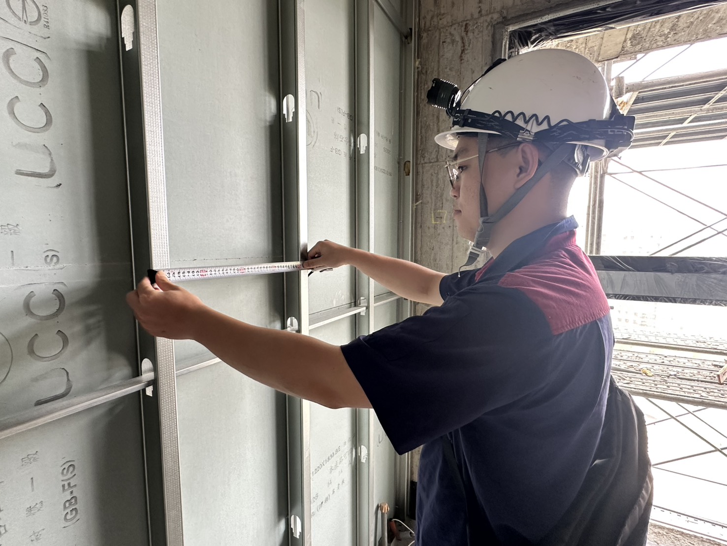 13F輕隔間臥室牆體施工後查驗，量測確認骨料間距符合40cm標準