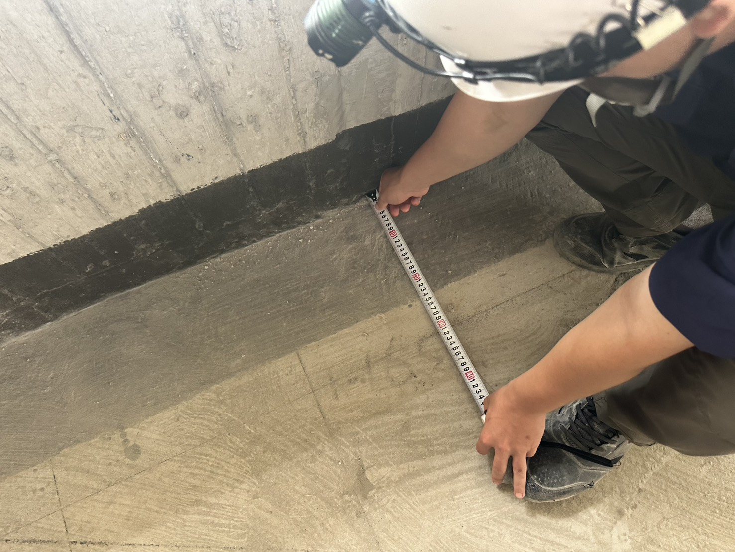 14F內樓縫防水工程採用RA3工法，垂直水平雙向塗佈底漆及防水材