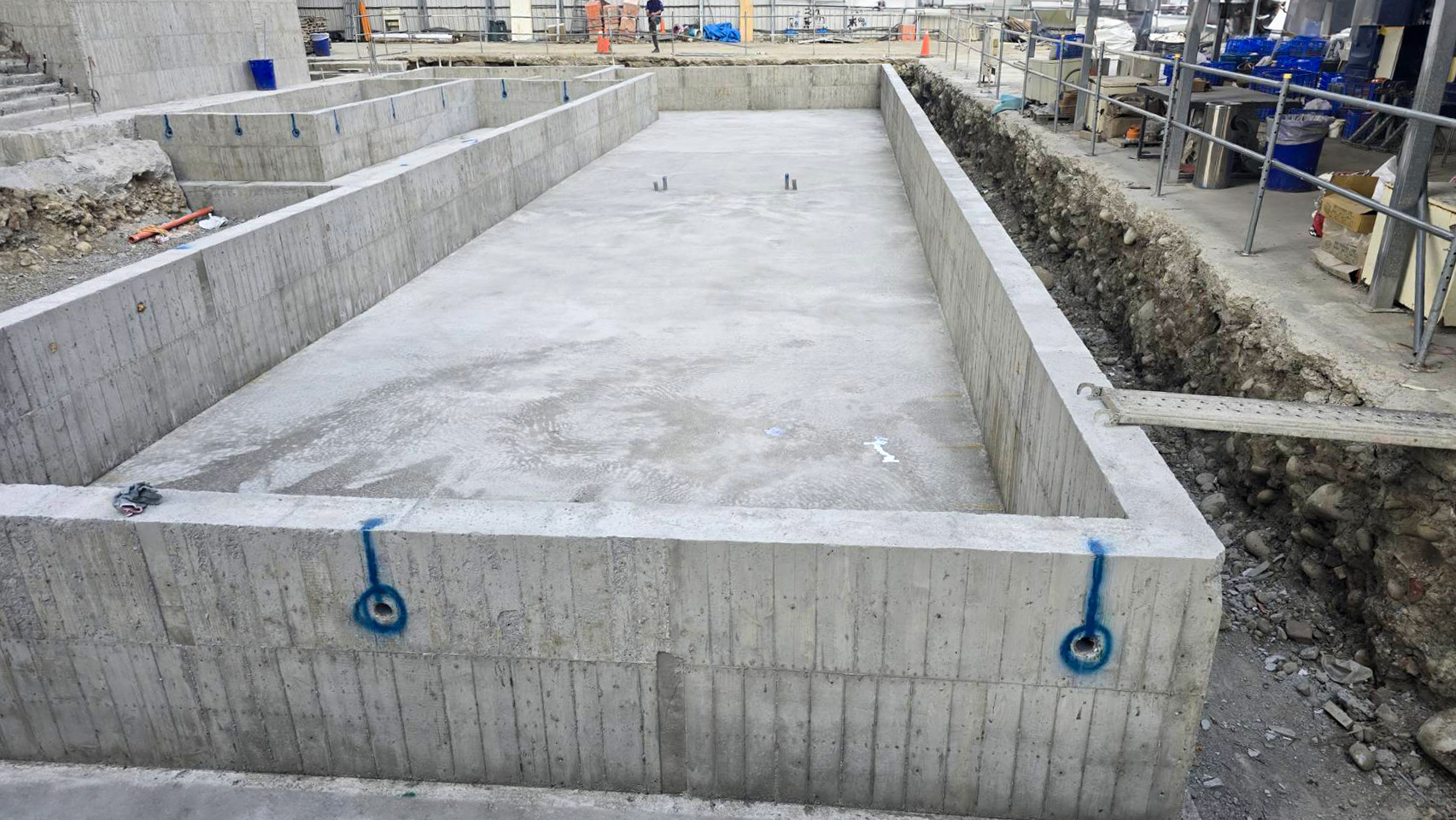 之序工案泳池防水工程素地清潔與底漆批土施作，保證防水層附著效果良好