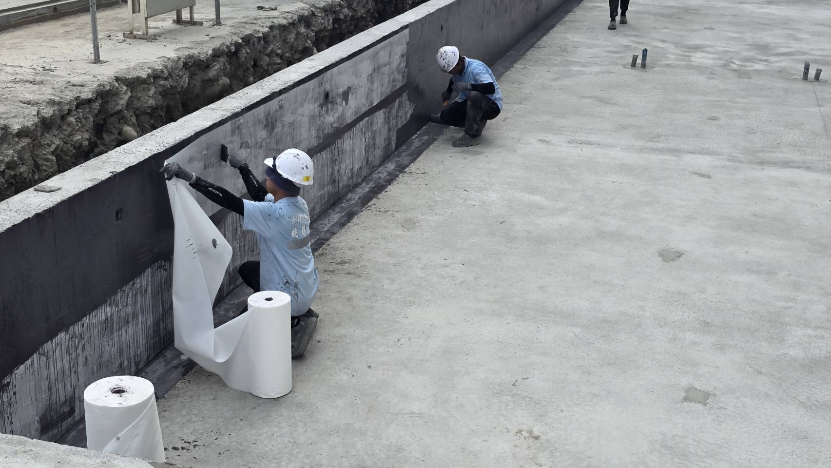 公設區天花板施作夾層封版與批土，預留開孔以便後續機電燈具安裝