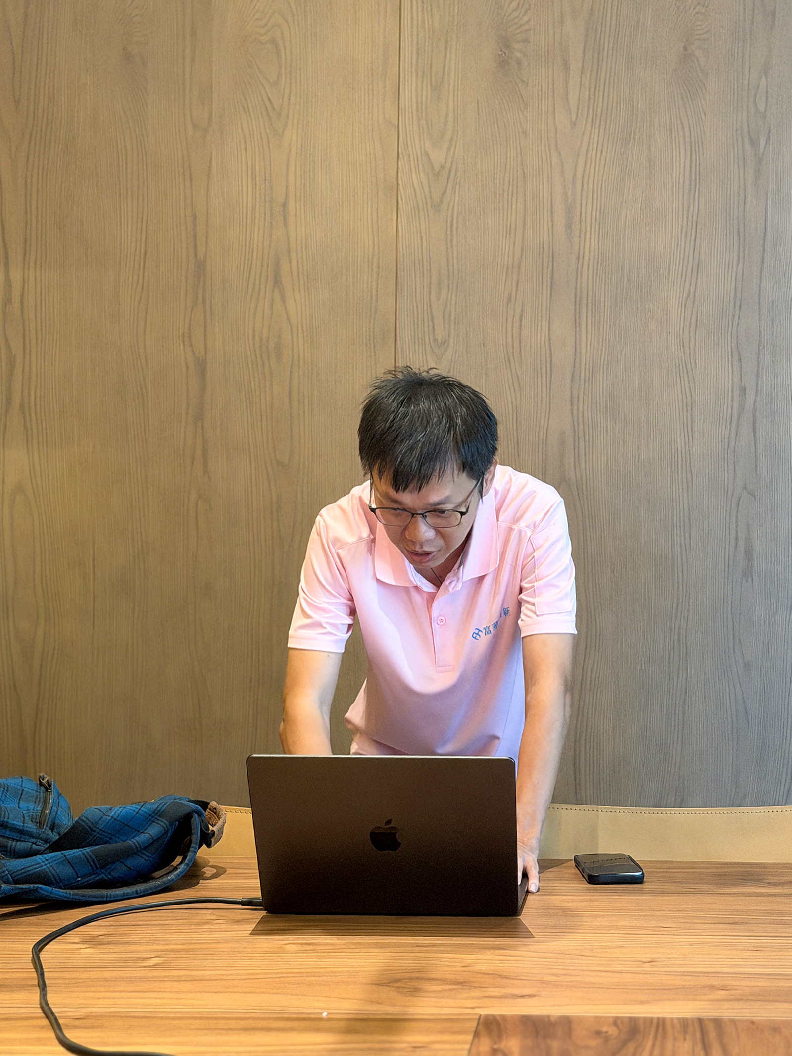 同仁共同討論並操作系統，落實數位辦公協作與資料整合