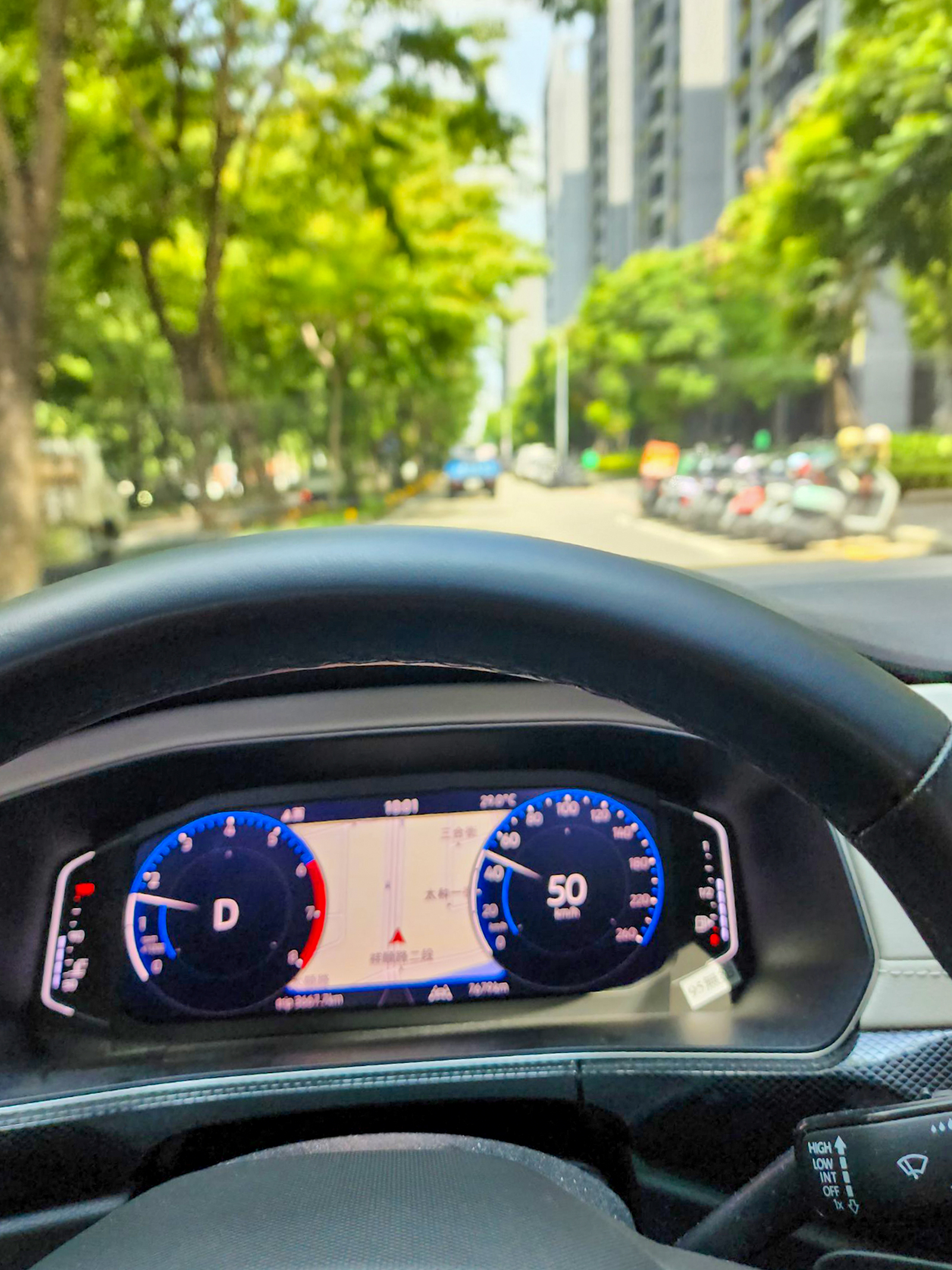 富華創新財務同仁親赴銀行辦理例行交易，確保每筆營運資金準時運作