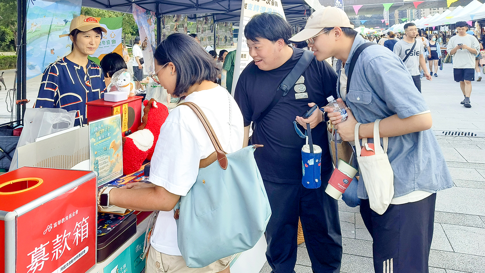 富華教育基金會參加尾巴音樂市集，設立攤位進行義賣募款與趣味活動