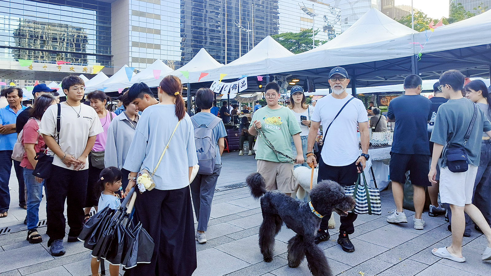 現場趣味占卜活動吸引眾多愛狗市民共襄盛舉