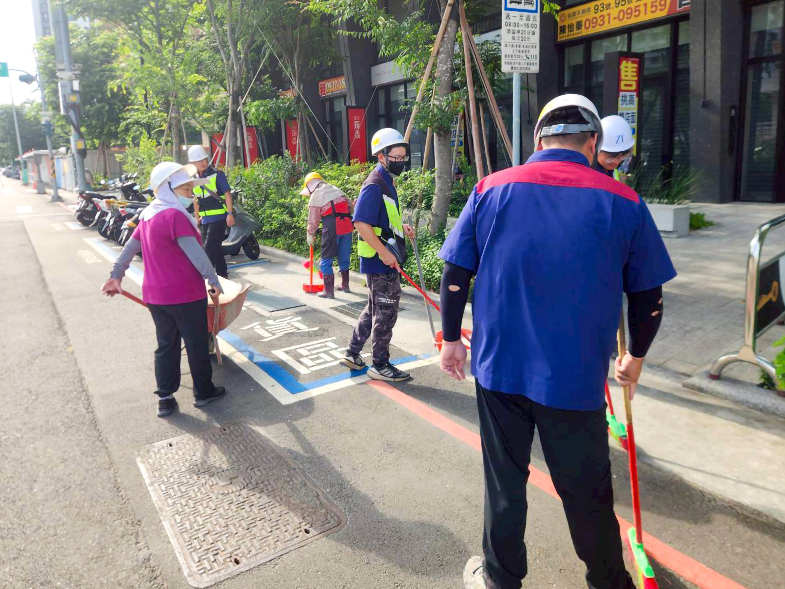東光好室同仁與工班每月至周邊鄰里街道打掃，維持工區外圍整潔
