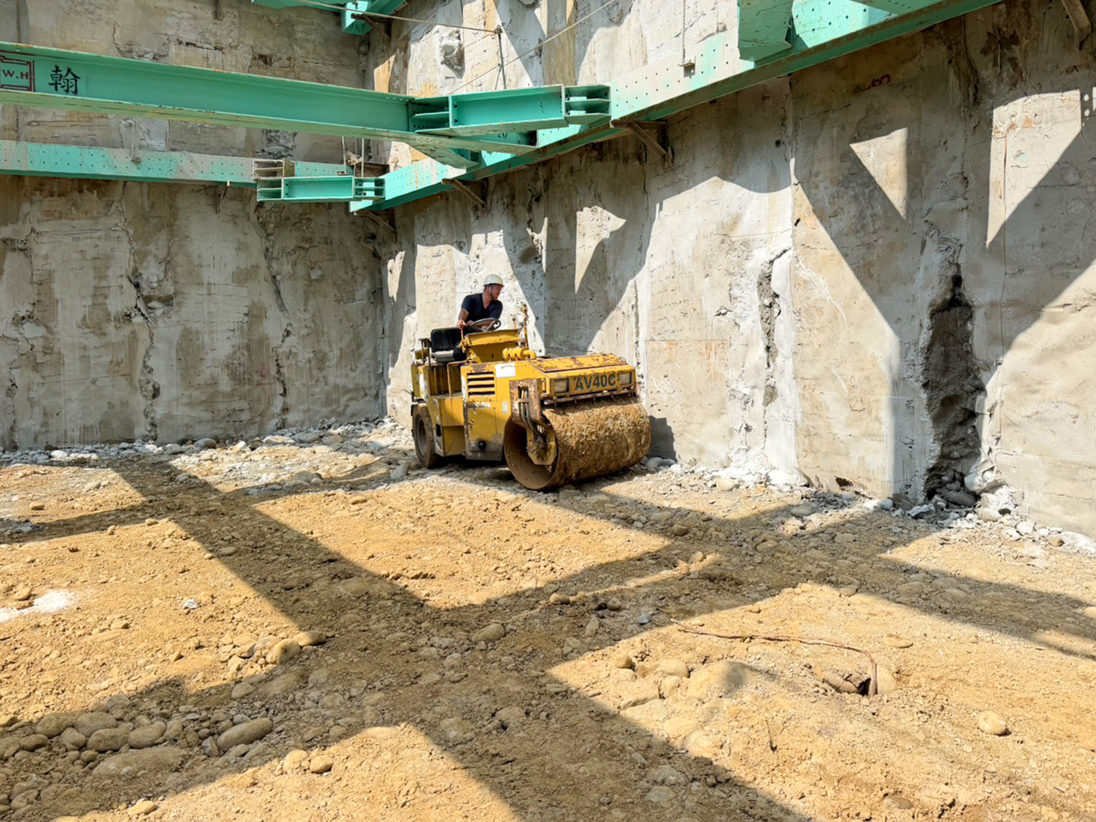 出動重型壓路機對開挖土壤進行夯實碾壓，提升基底承載強度