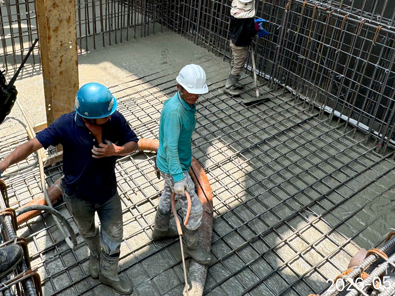 永富好室進行基礎版大體積RC混凝土澆置，建立建築最底層受力厚版結構