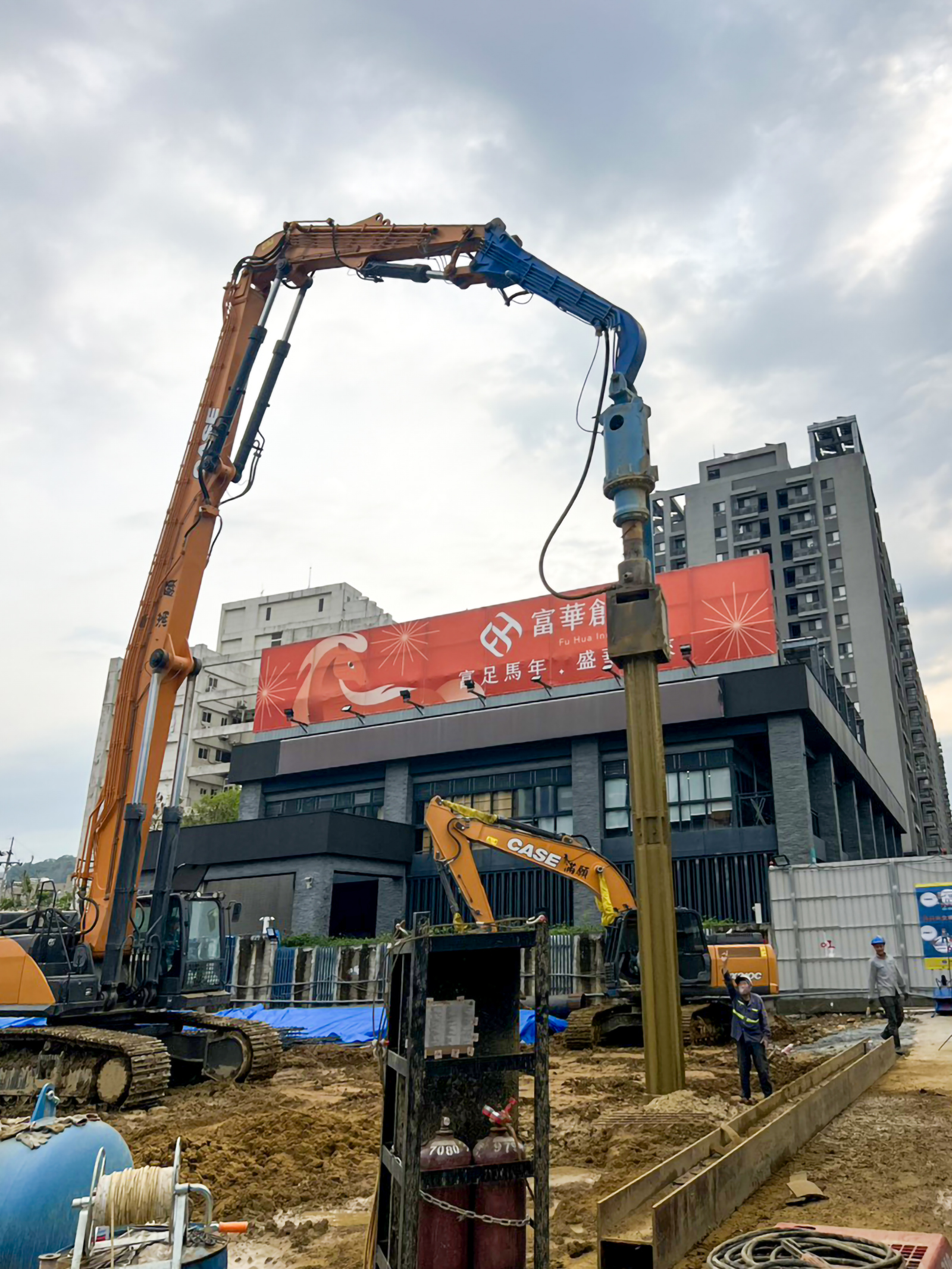 澐光工區工班操作設備施打排樁，建立地下開挖擋土防護