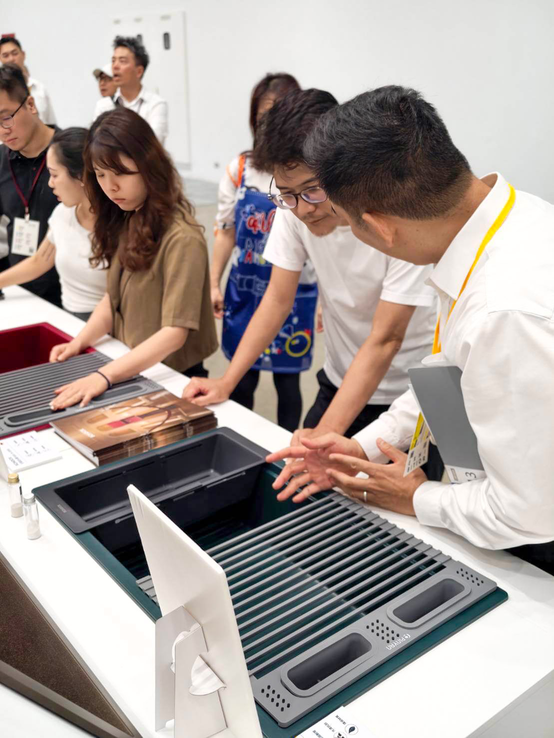 財務同仁黃佳娸參訪台中設計週明日宜居展覽，了解智慧家居新產品