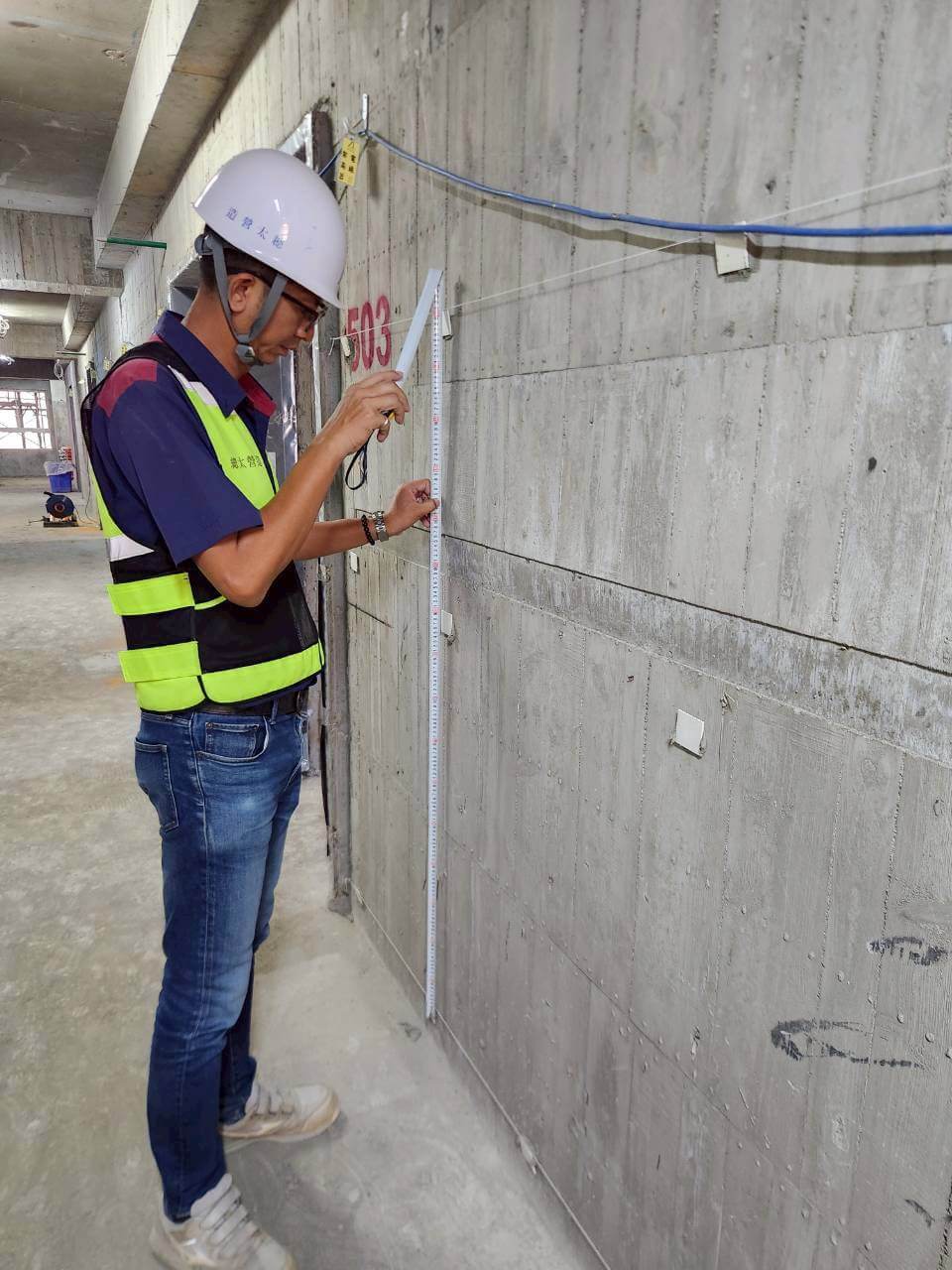 東光好室室內泥作打底後，專任工程人員實地查核灰誌間距及平整度