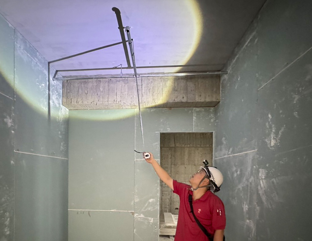12F灑水配管高度查驗，確認管路在樓版下20cm內施工完成