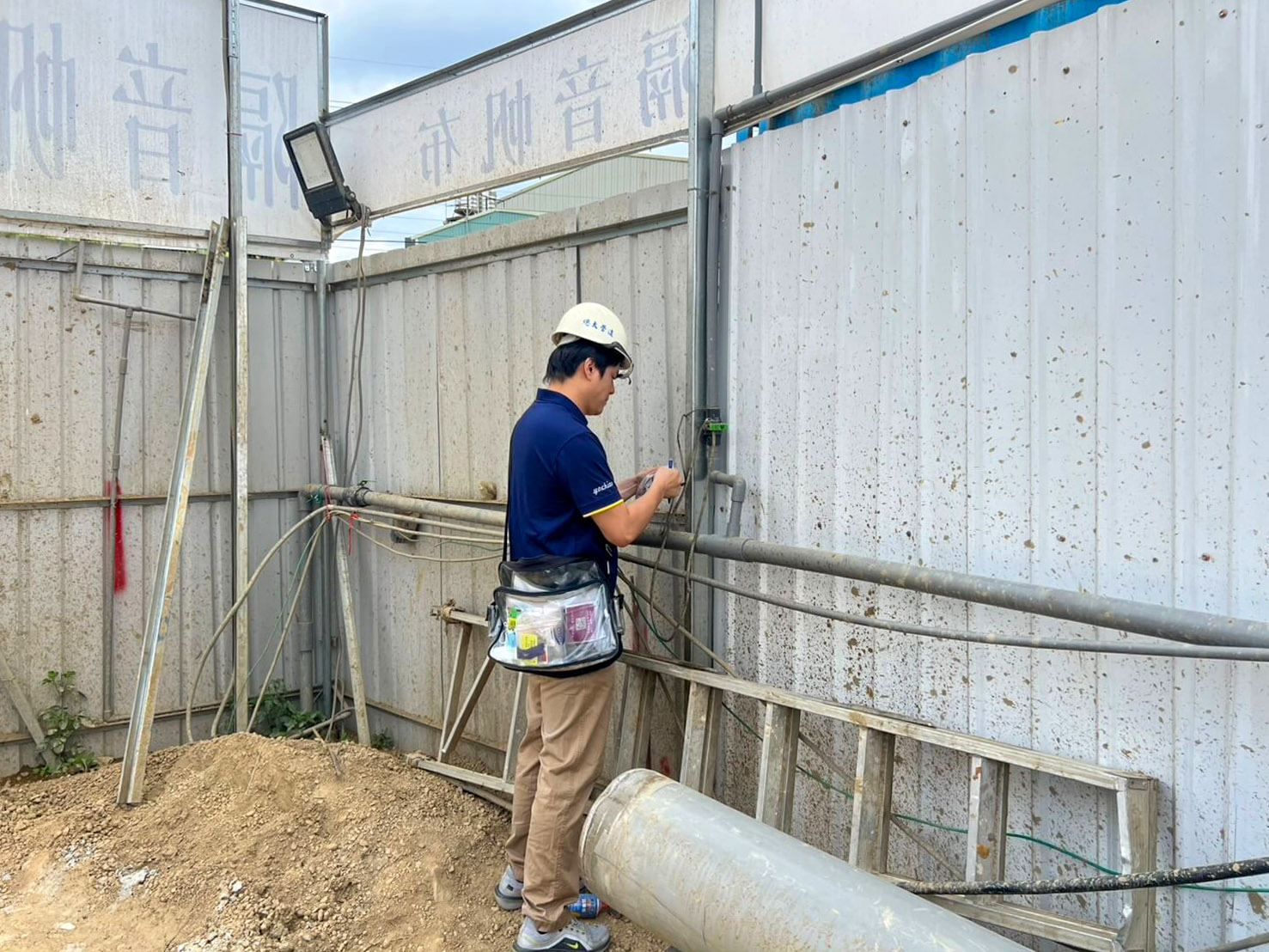 澐光工區排樁施工噪音監測，安裝測量儀器並詳實記錄位置