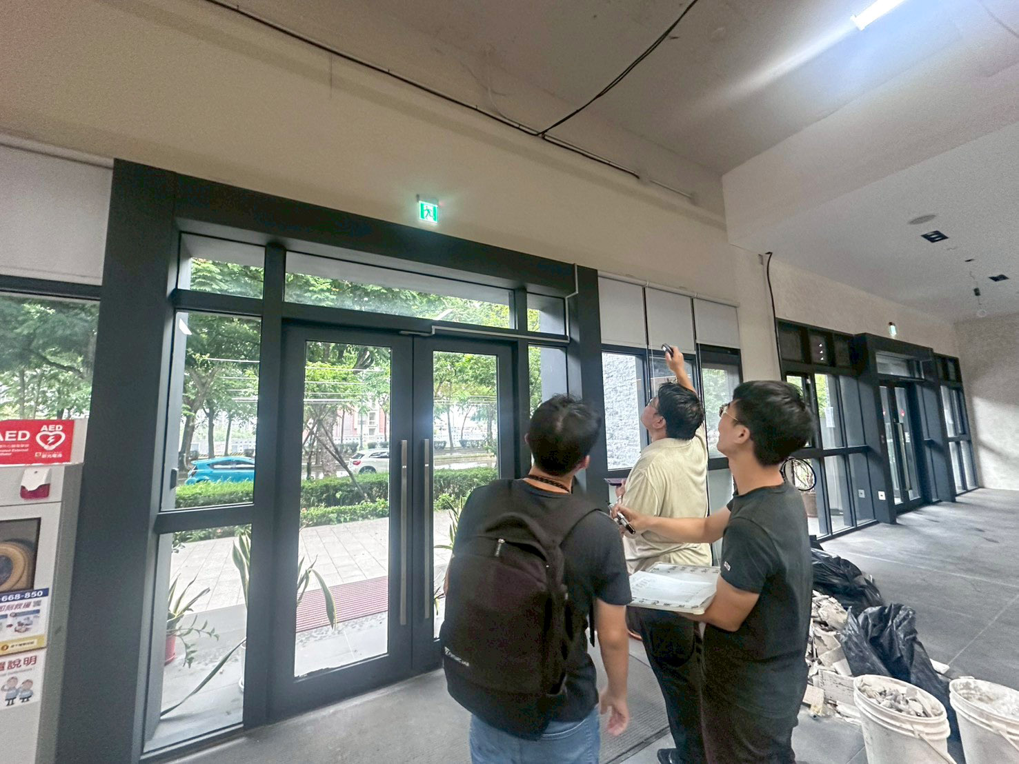 工作人員進行鄰房鑑定會勘及記錄建物現況，維護鄰里房屋安全權益