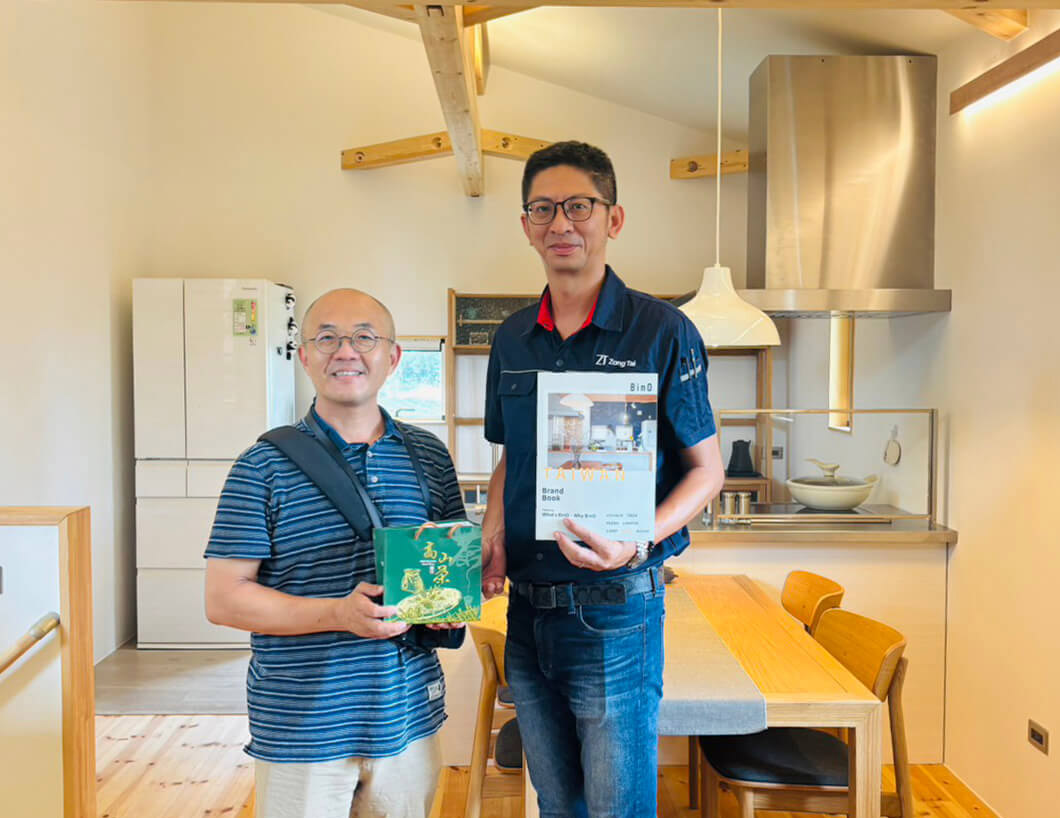 德豐總經理向採發部同仁深入解說各類木材的進口防蟻工法