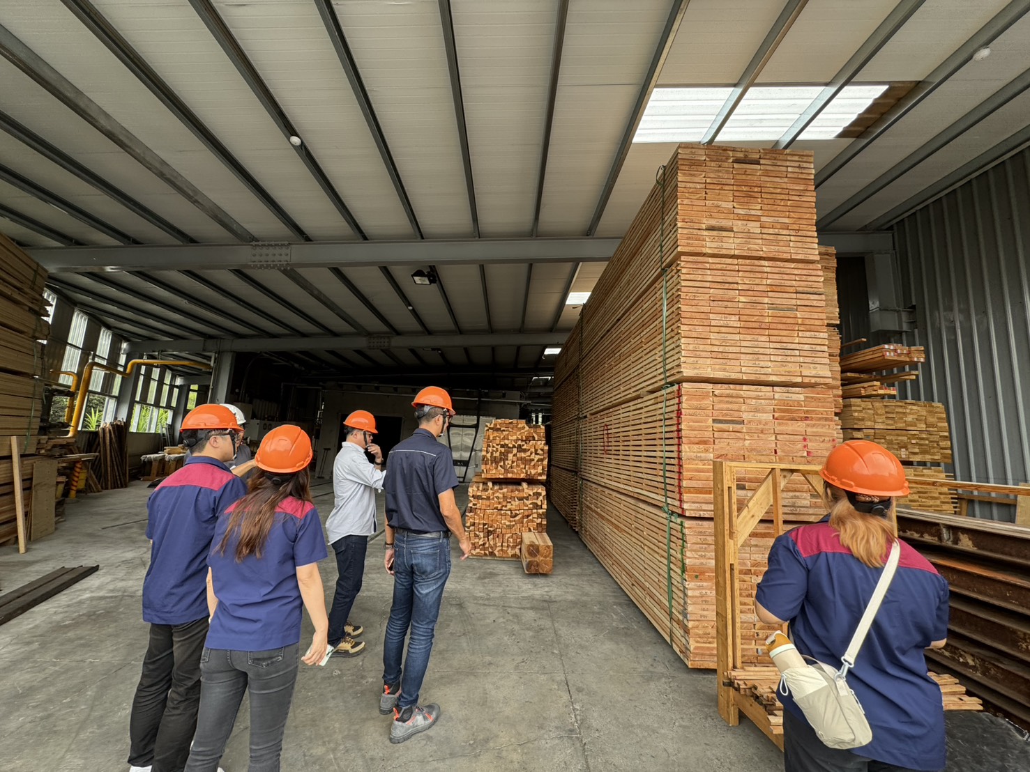 實地參訪木構造加工廠，了解 CNC 設備加工精度與製作流程