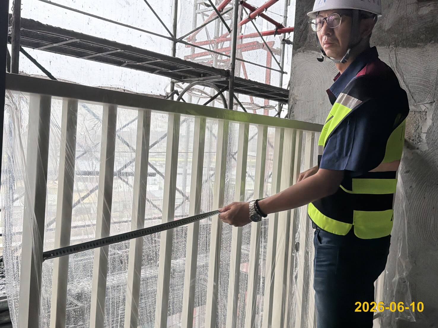 檢查住宅戶陽台欄杆立柱間距，保證使用防護安全
