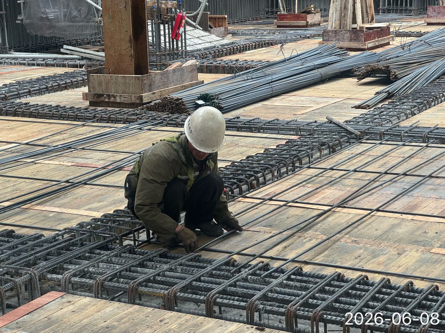 永富好室工區進行大範圍下層樓板鋼筋綁紮與定位