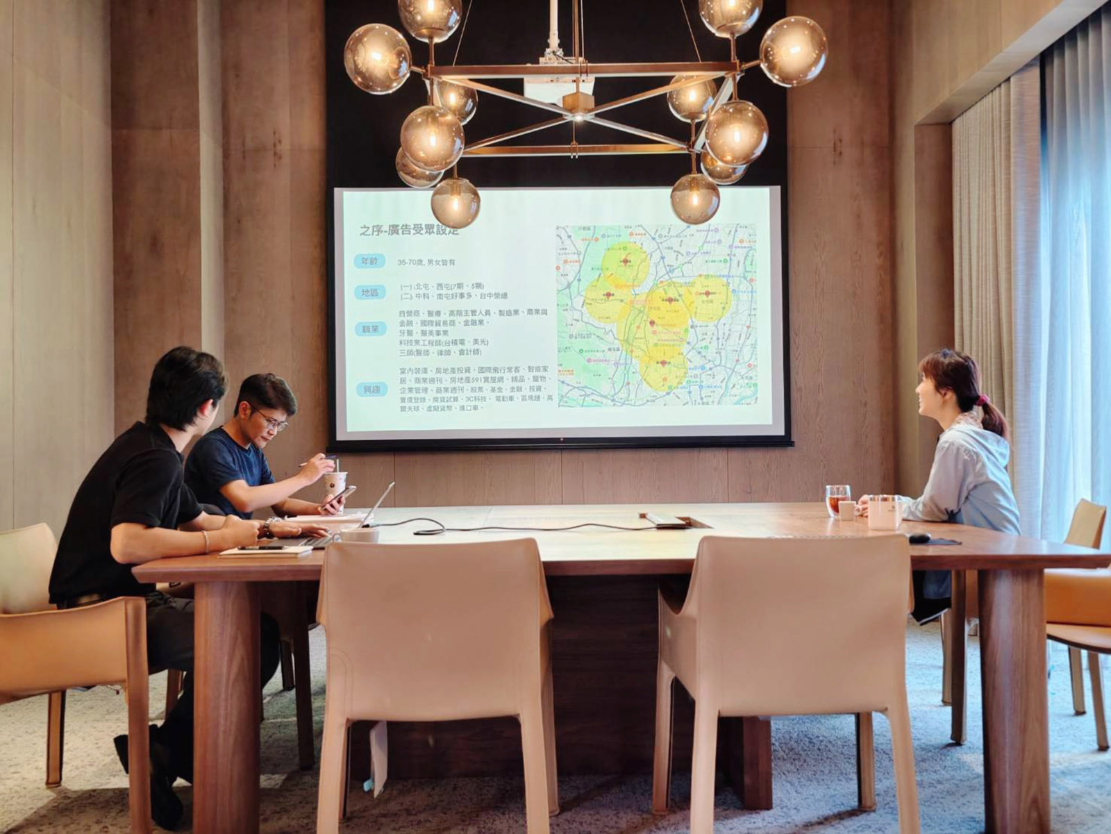 與行銷投放團隊討論廣告大數據轉換表現與受眾優化策略