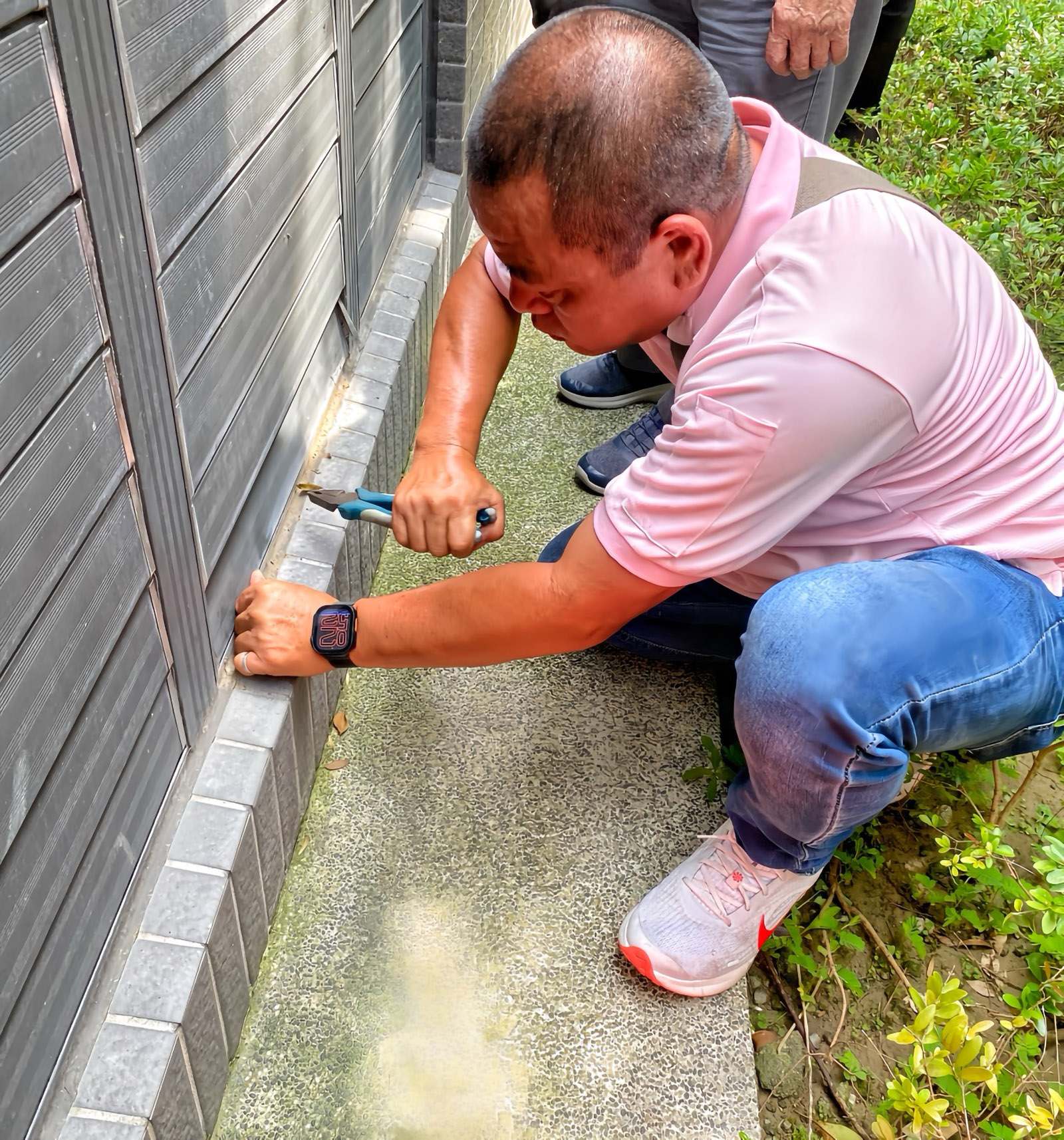 客服同仁前往共好社區住戶家中，認真調整並修繕百葉窗固定結構