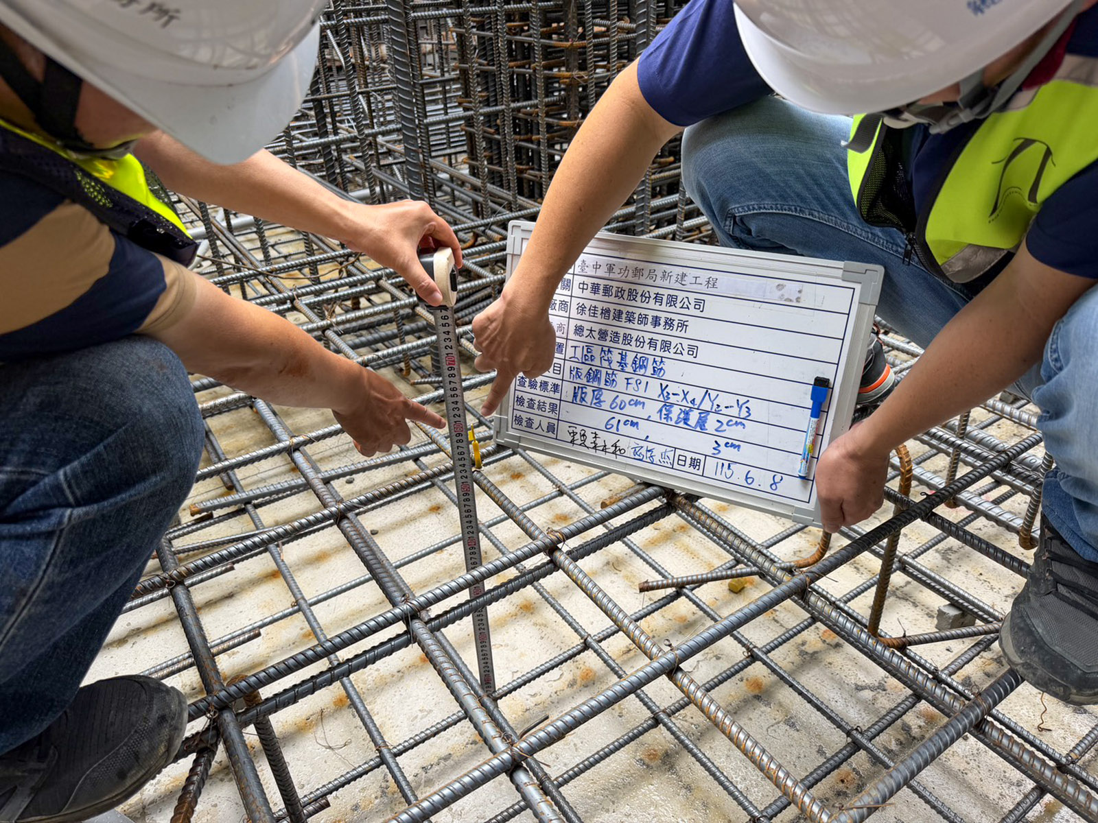 筏基大底地樑鋼筋綁紮作業現場，各接點確實滿綁