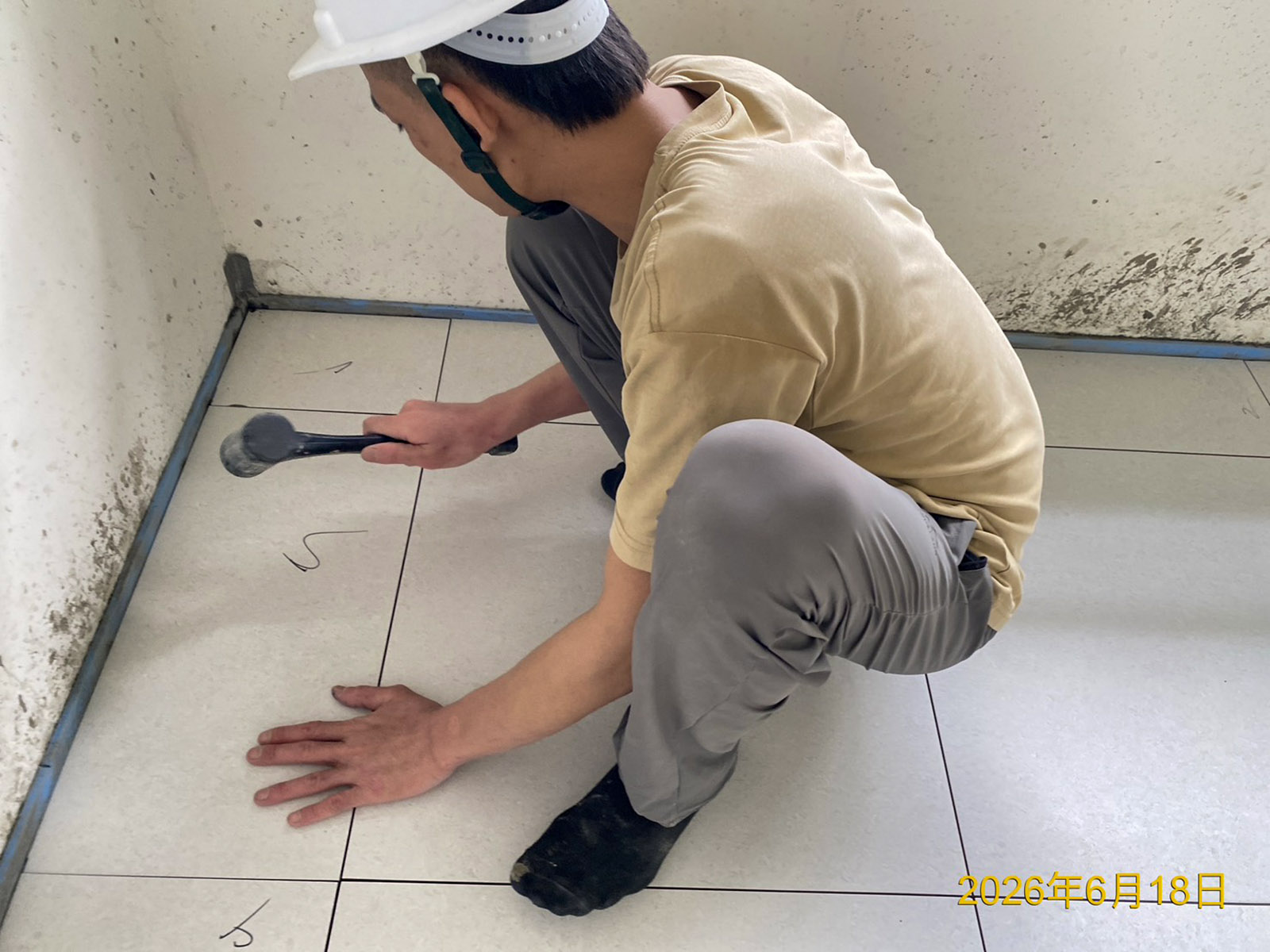 陽台角隅收邊處精準裁切鋪貼，保持邊角完整