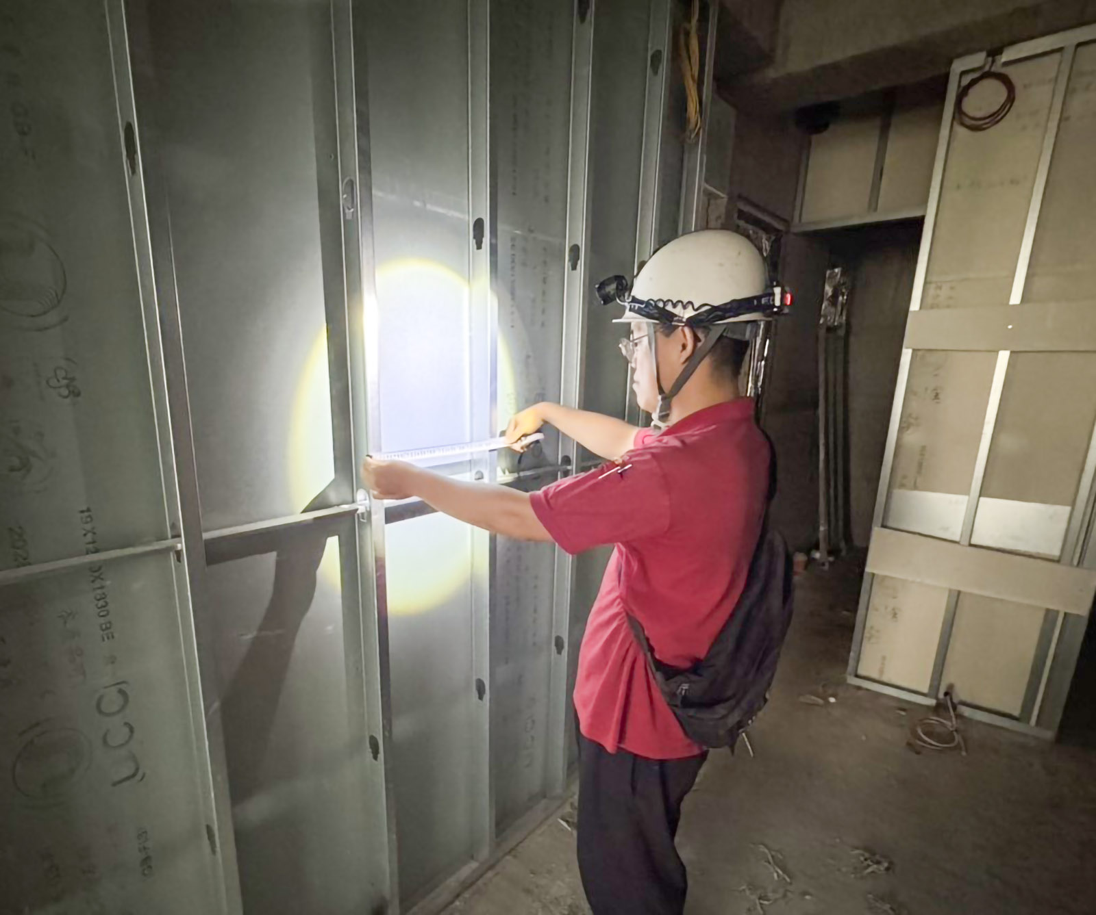 14F 輕隔間施工完畢，檢測臥室隔間牆鋼骨料 40cm 間距