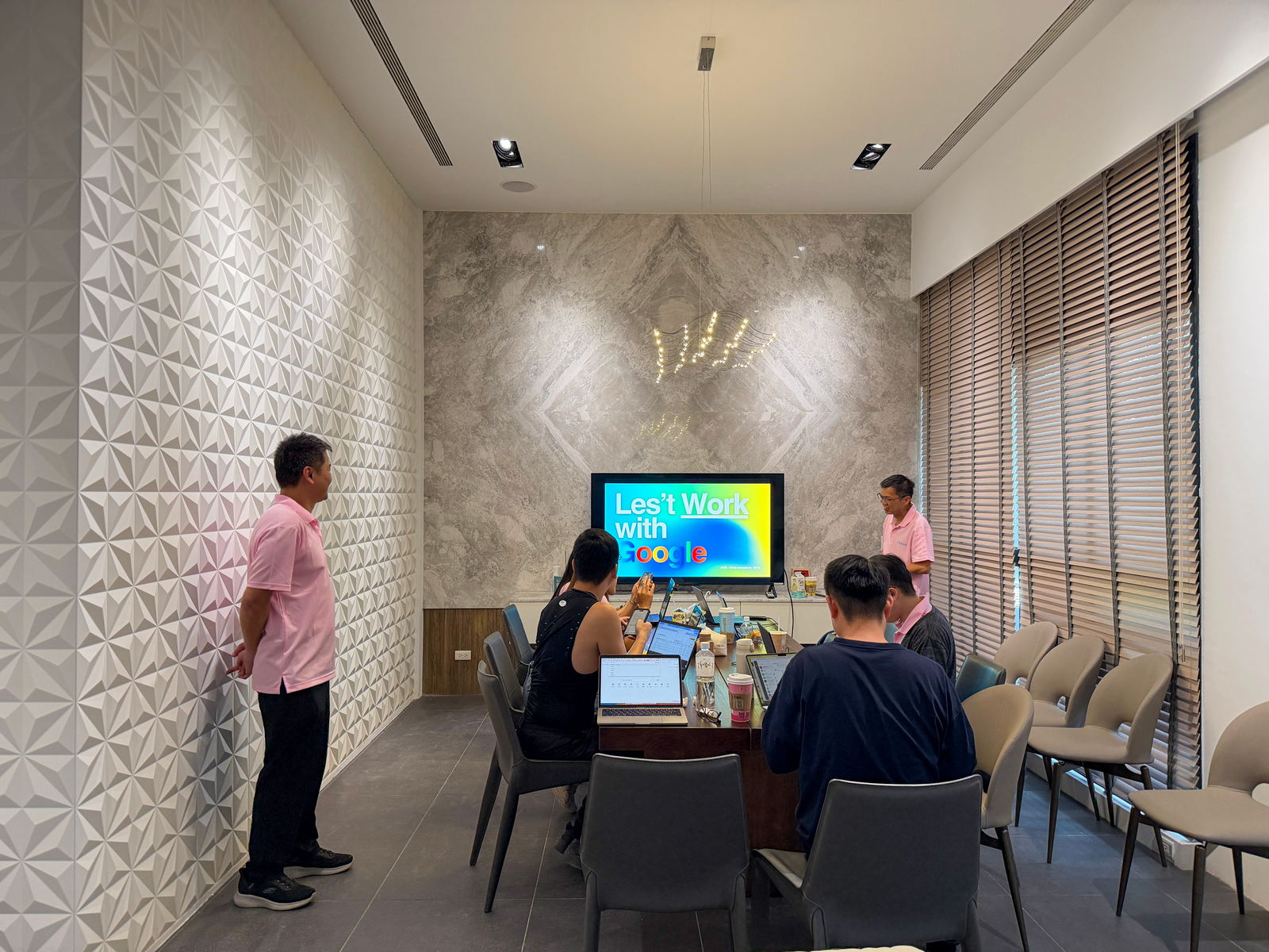 各部門主管與同仁於會議室共同參與 Google Workspace 協作實作培訓