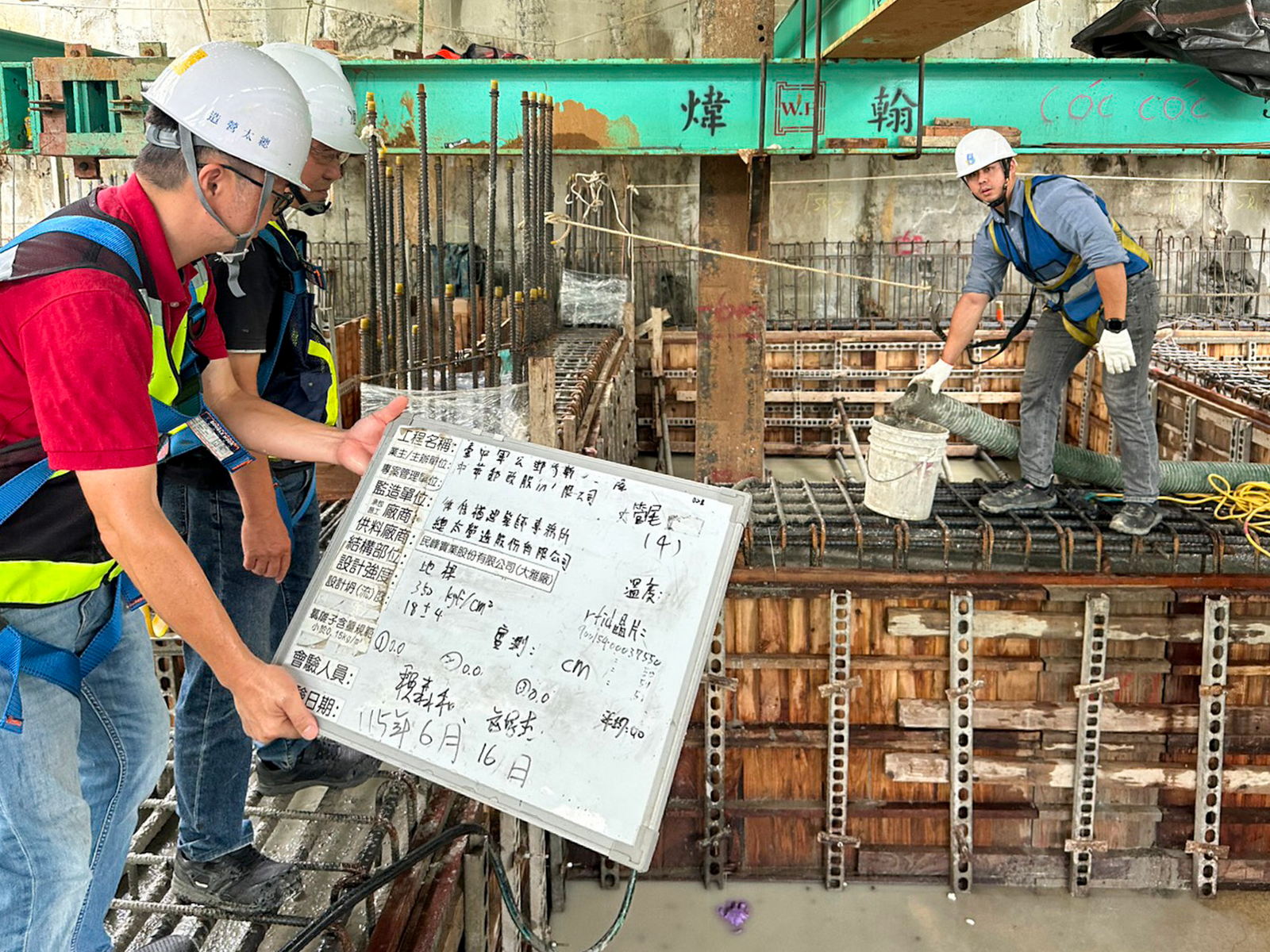 地樑結構混凝土澆置現場，工班與泵送車協同配合施工