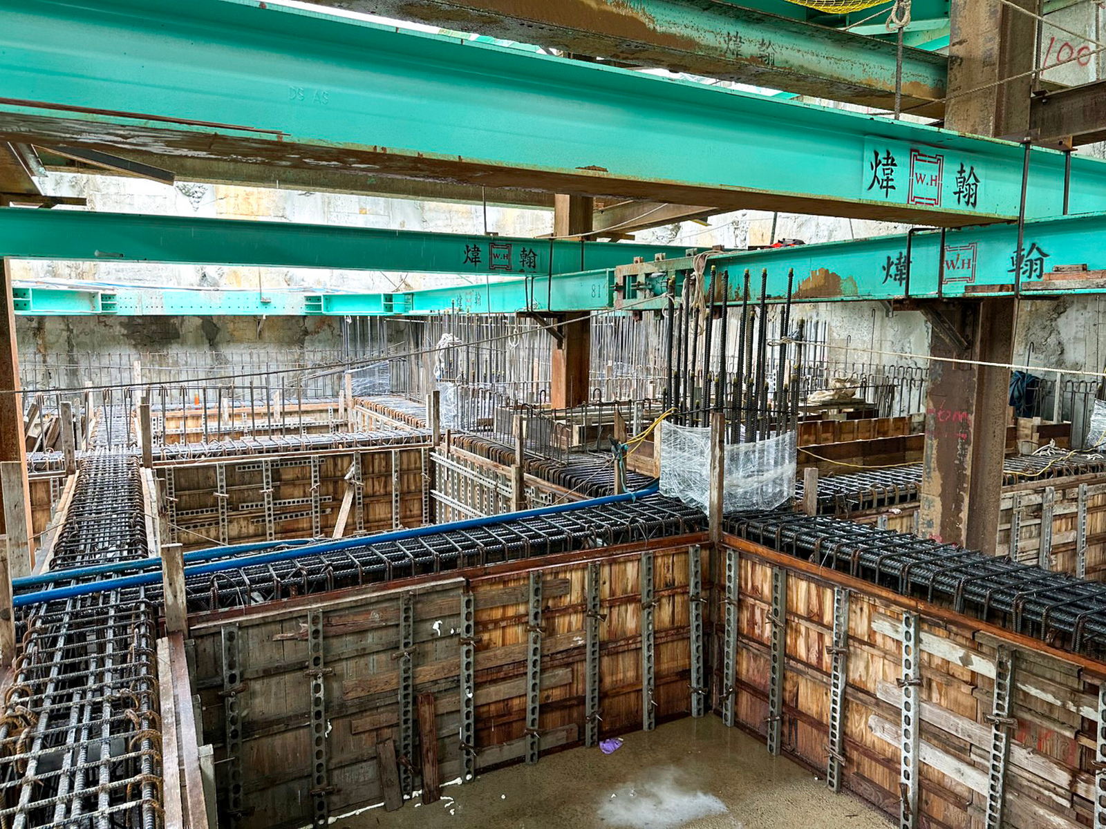 地樑灌漿前，針對地樑模版與鋼筋綁紮進行詳細查驗