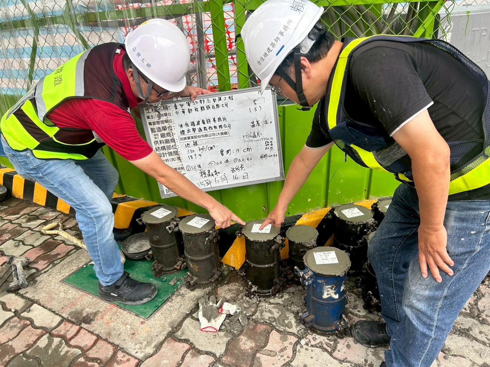 在混凝土圓柱試體中植入智慧 RFID 晶片，建立抗壓強度試驗履歷