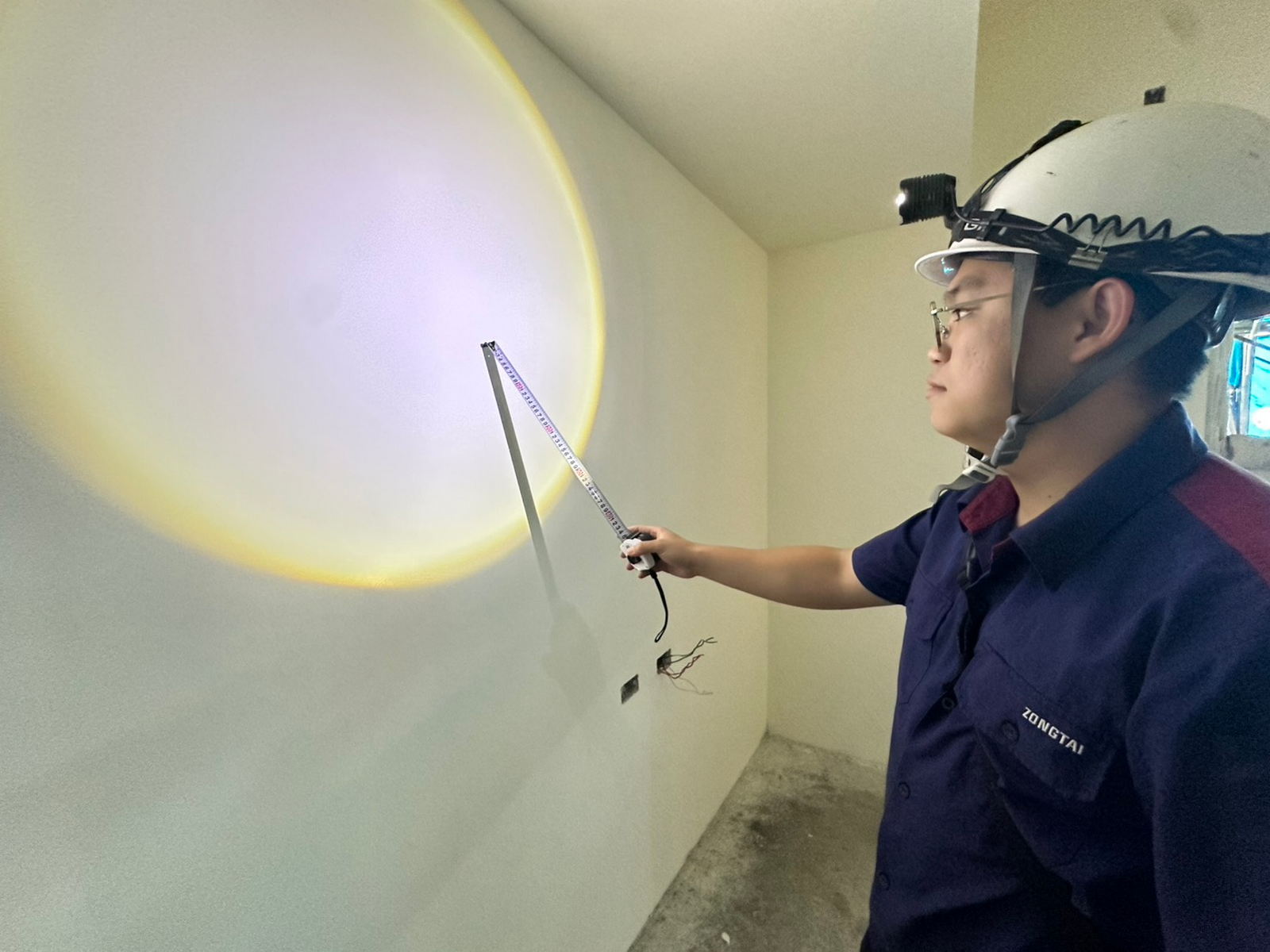 室內油漆噴漆前，對天花板與牆面批土研磨平整度進行查驗