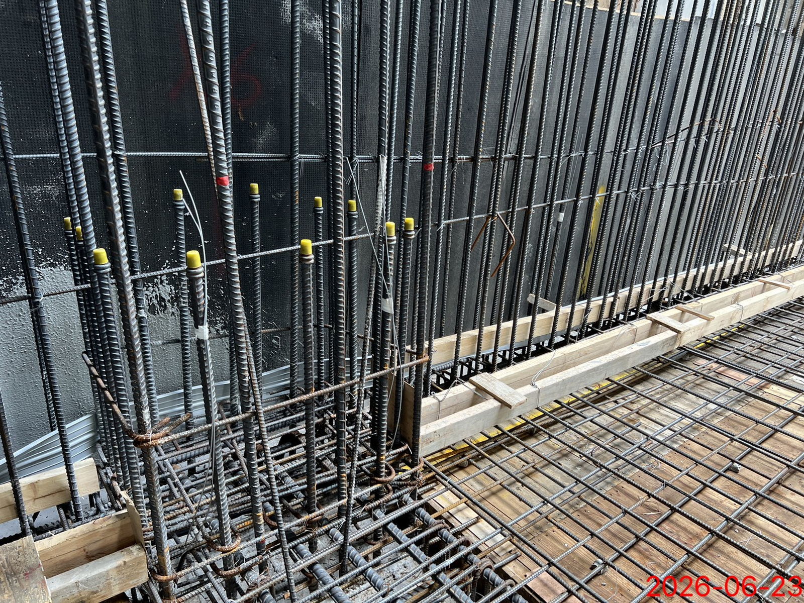 外牆施工縫處安裝止水帶，防止日後地下水滲透