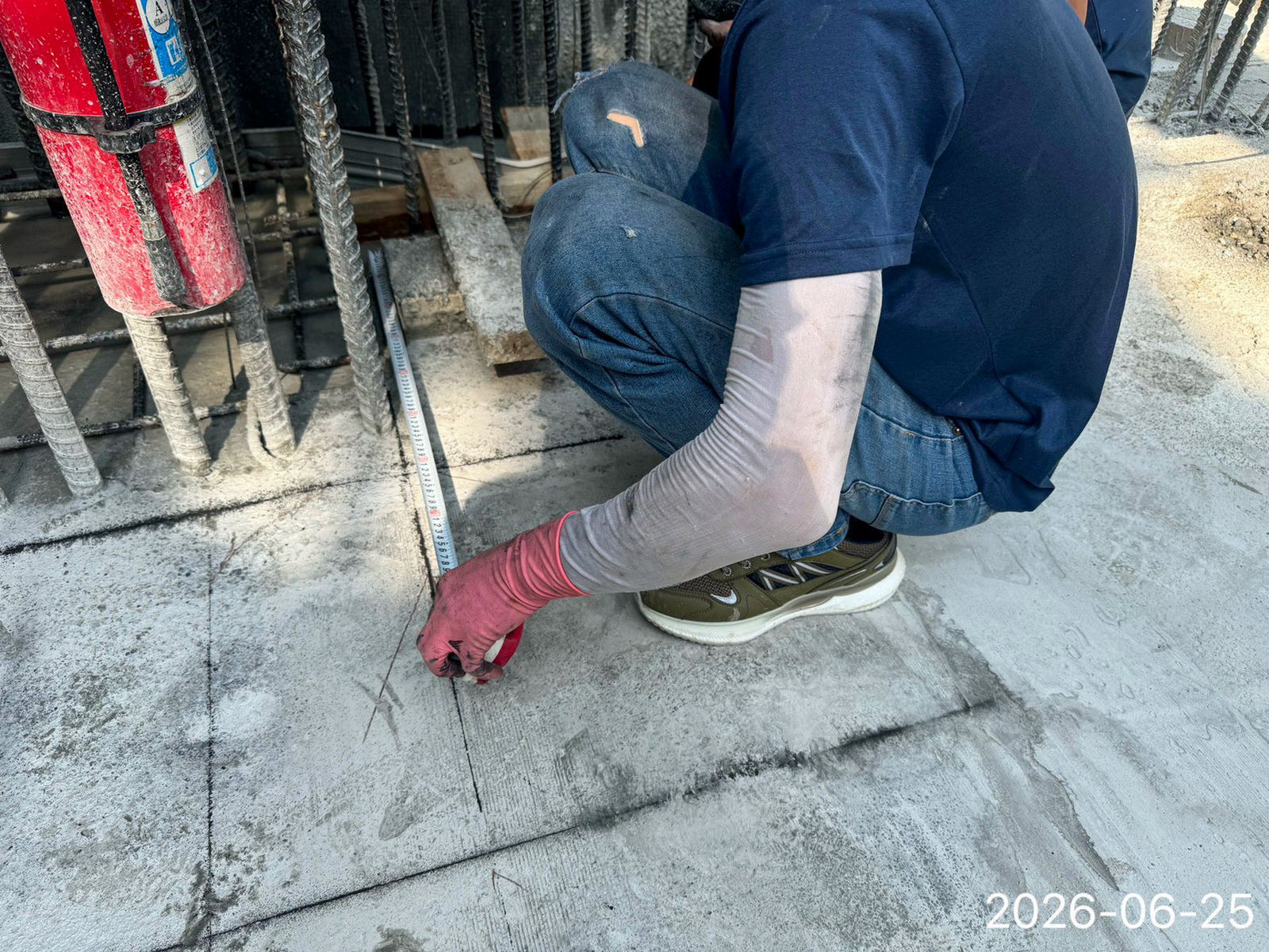 工務同仁於澆置後進行基準線放樣測量，核對柱牆尺寸偏差