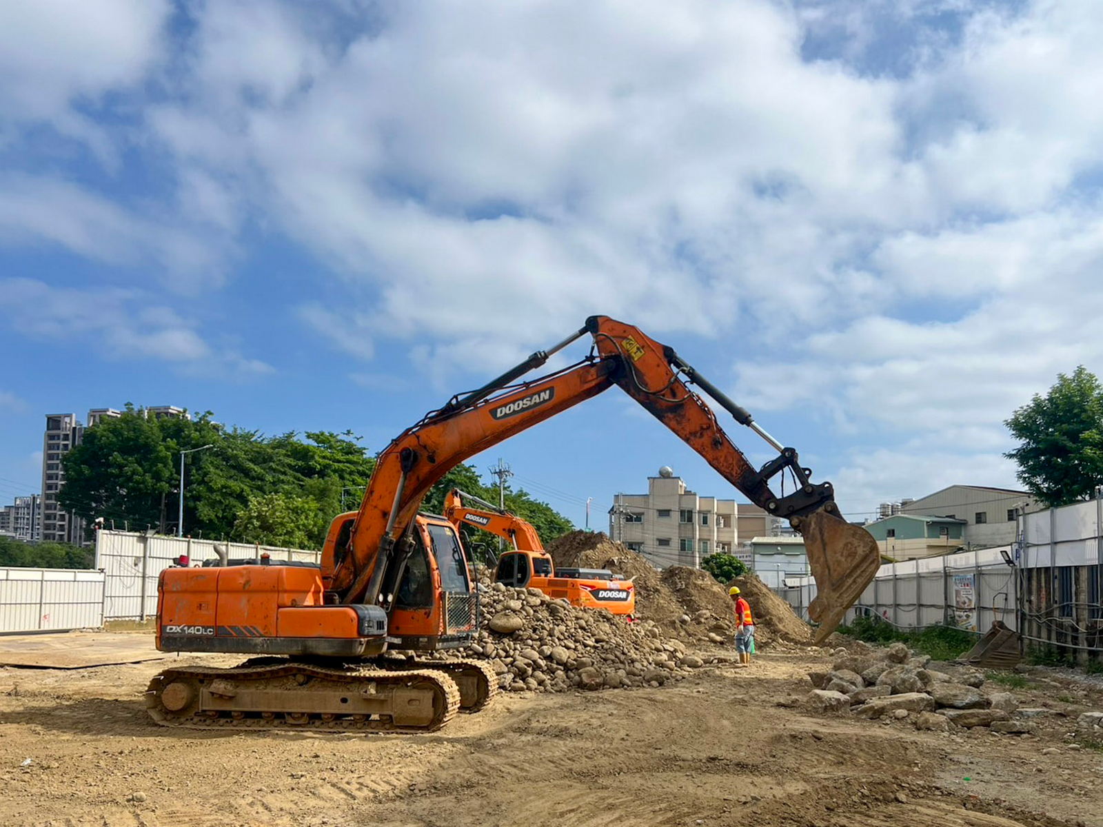 現場工人進行土壤過篩，分類土壤中包含的磚塊碎石與雜物廢棄物