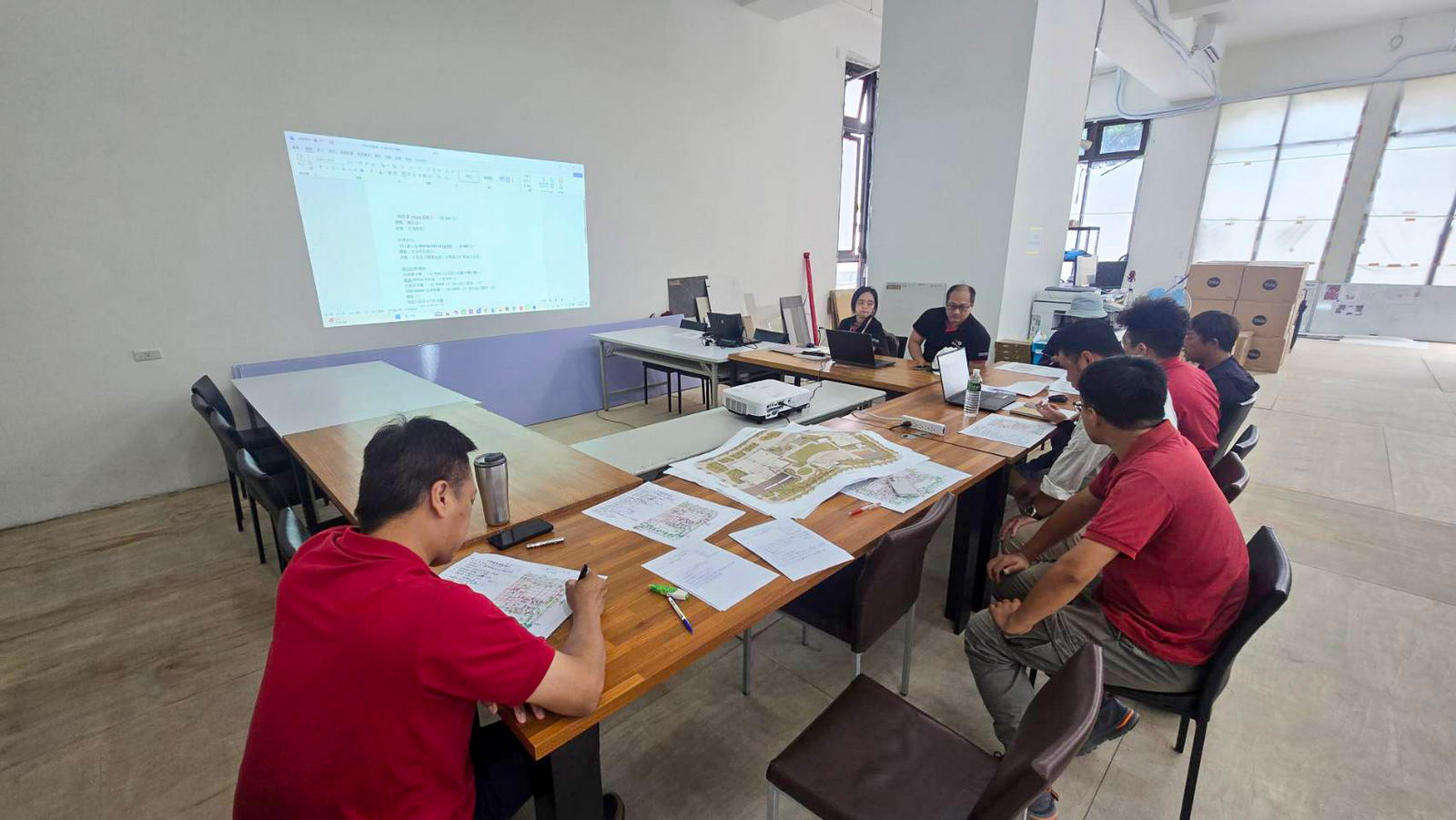 工務同仁召集景觀綠化各工班至現場，核對動線與進度安排