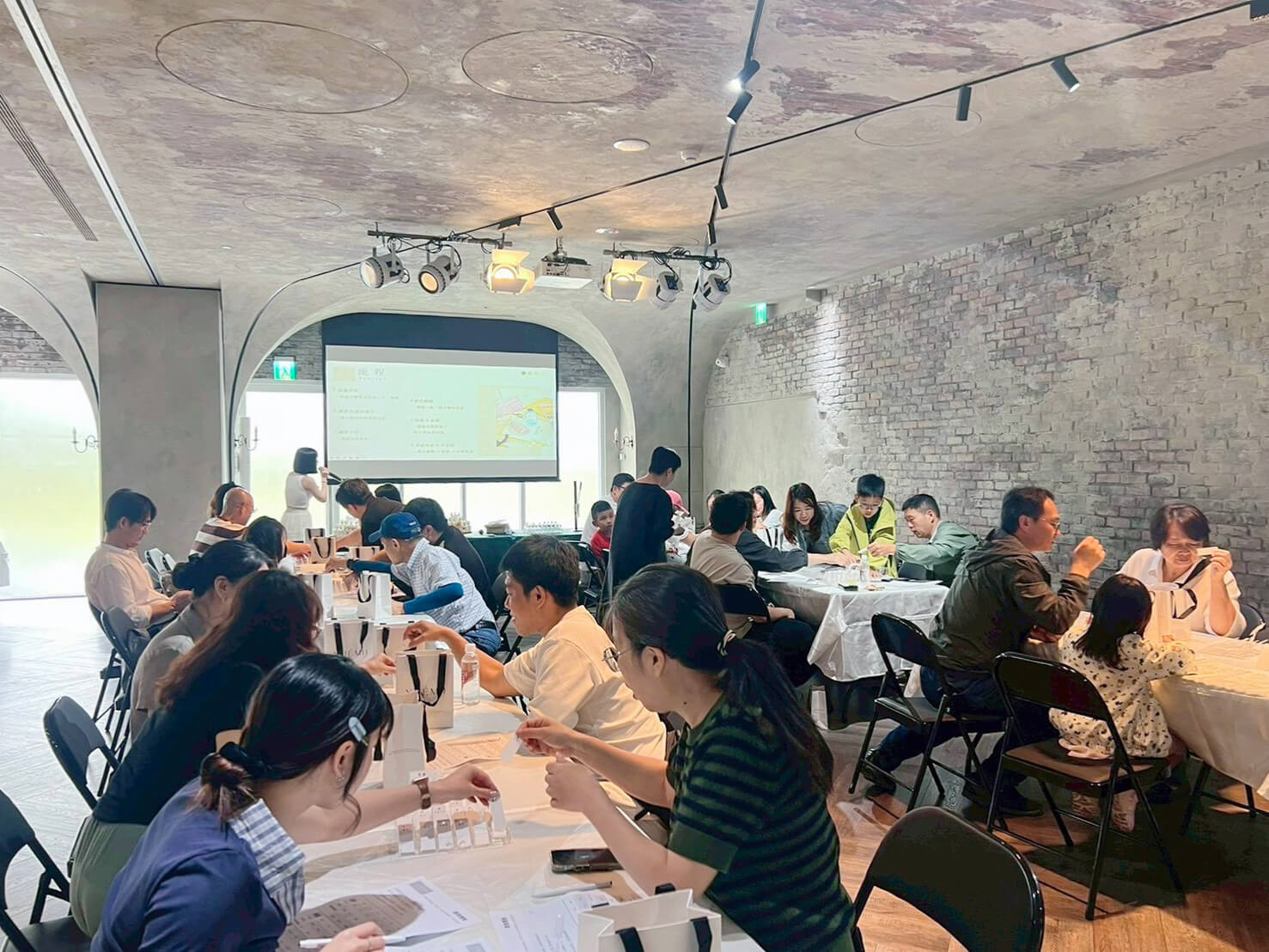 之序接待中心調香體驗現場，以精緻香氣開啟貴賓美好的午後時光