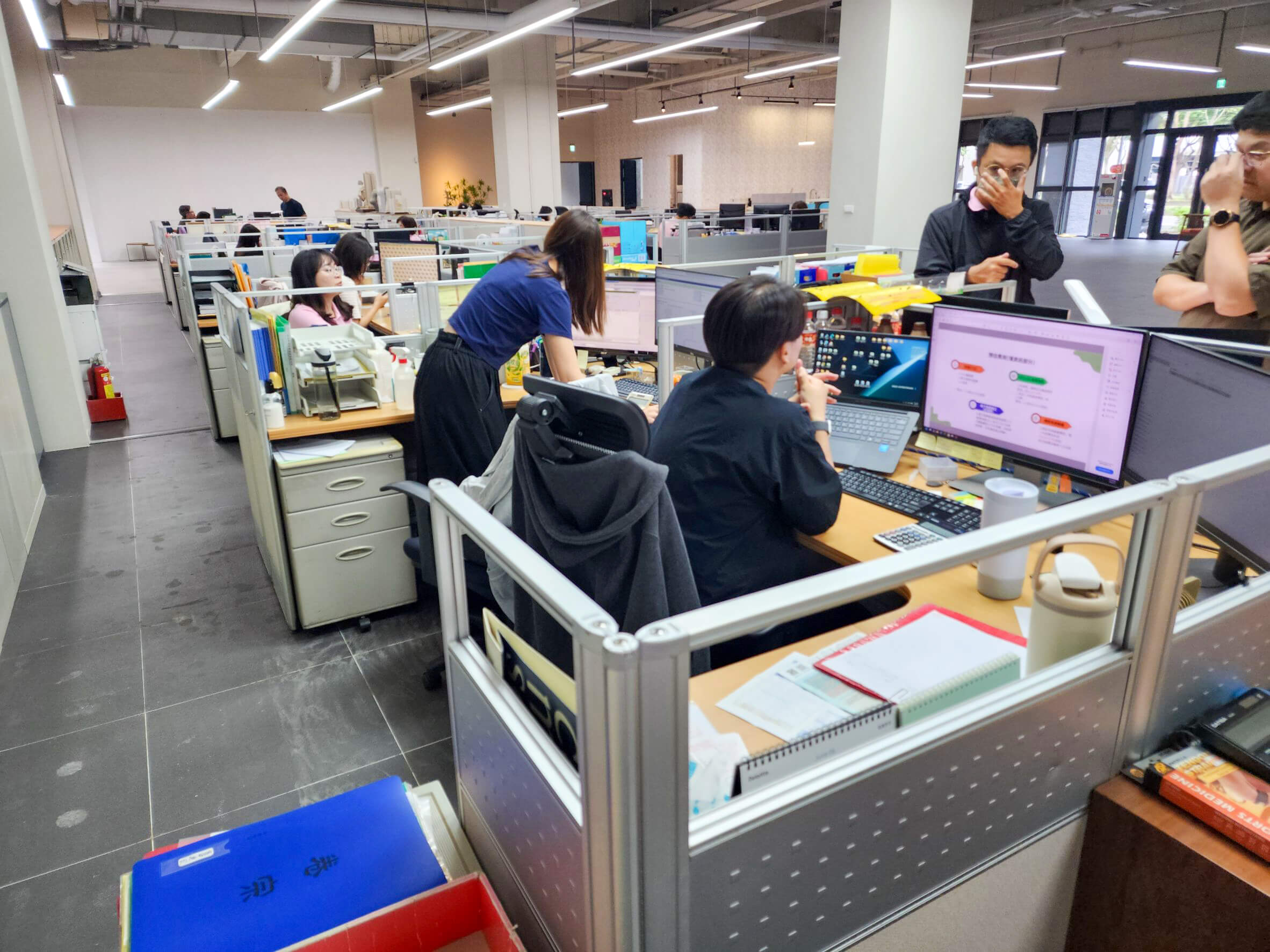 財務部同仁全新一樓辦公空間，桌面與設備配置提升業務處理效能