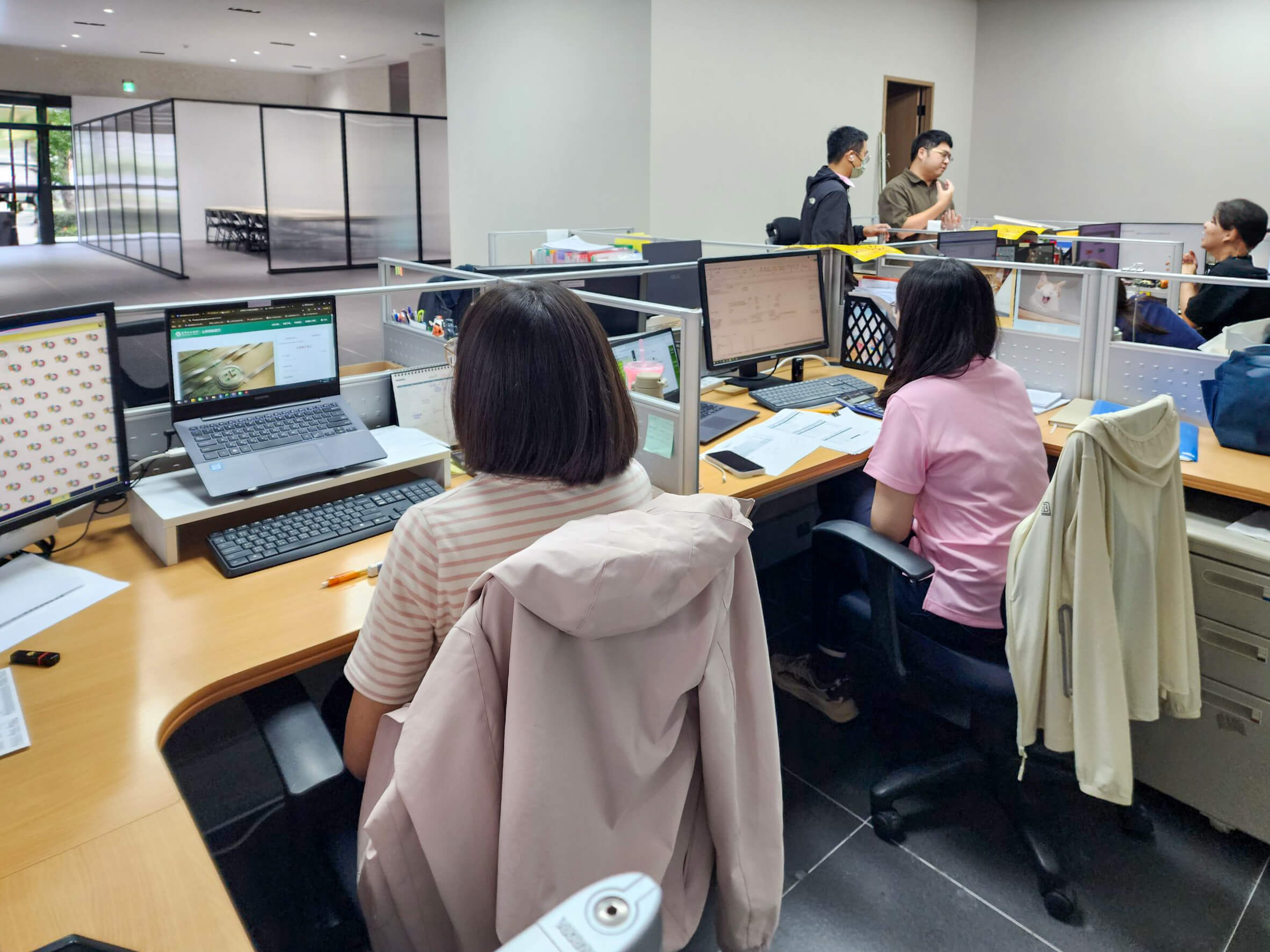 辦公區一隅，寬敞整潔的辦公環境有助於落實財務作業內控核銷與合規管理