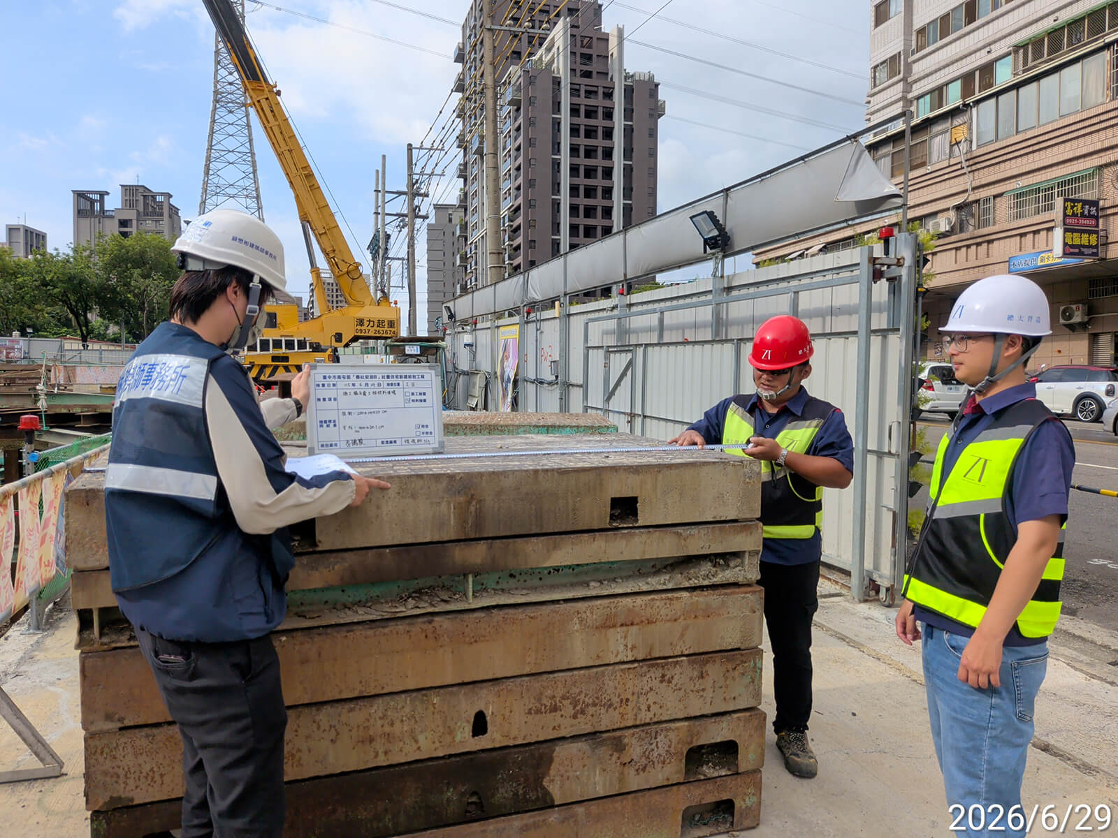 安全支撐覆工板材料進場，工程師偕同監造進行尺寸與規格查驗