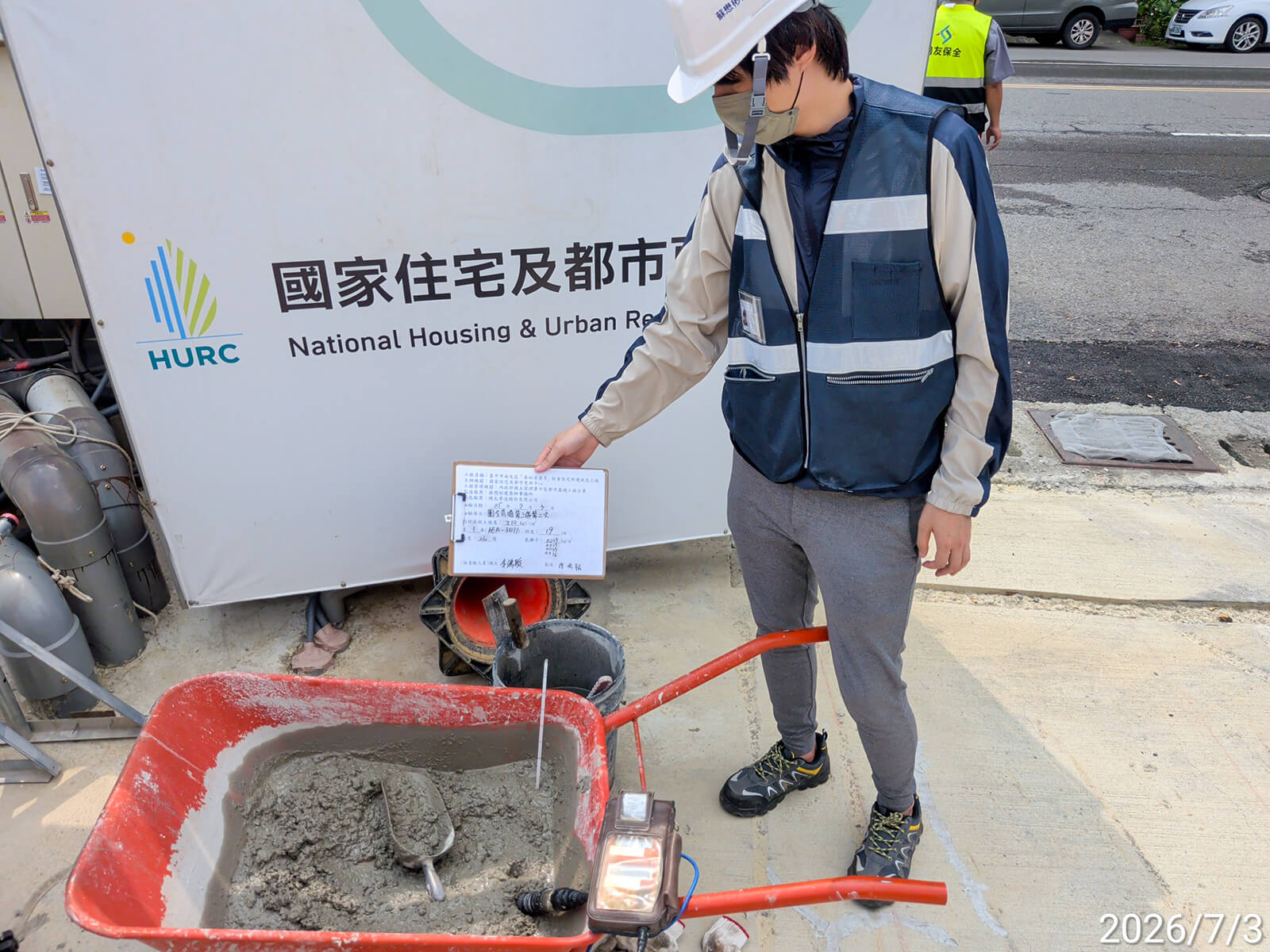 水平支撐圍令背填灌漿抽驗，檢測坍度、溫度、氯離子並製作試體
