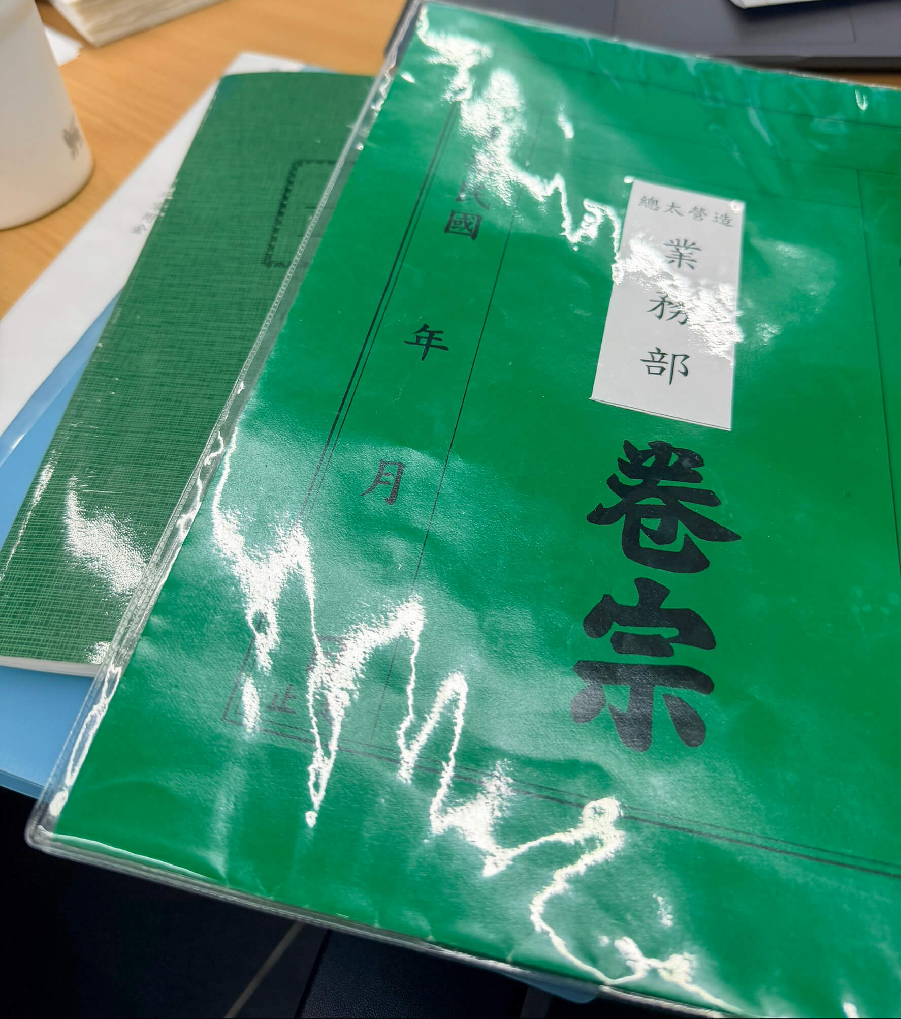 財務部同仁依序審核各工務所零用金憑證，落實財務內控合規核銷