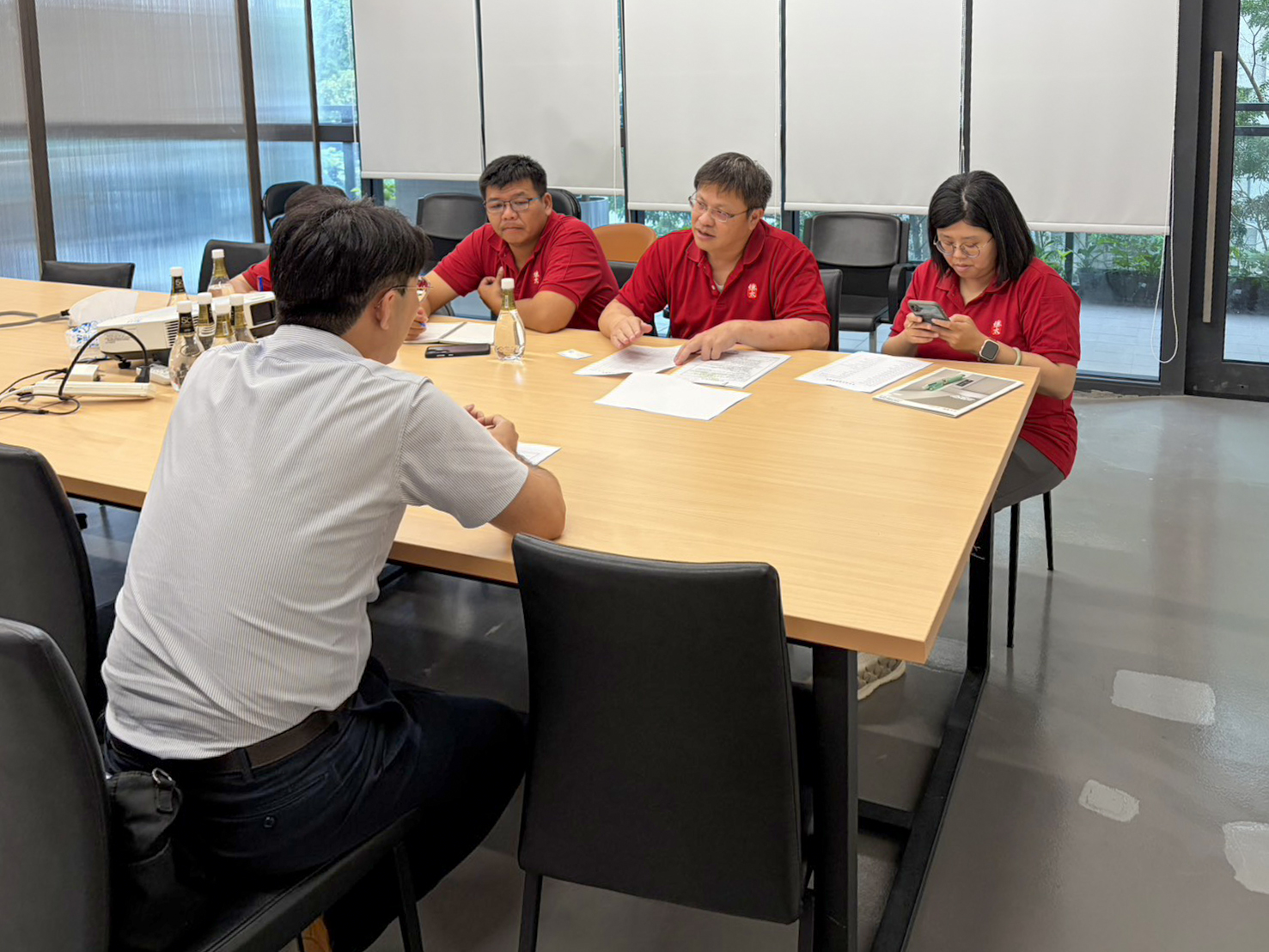 採發部召開電梯工程採購議價會議，針對規格、速度與報價進行精準比對