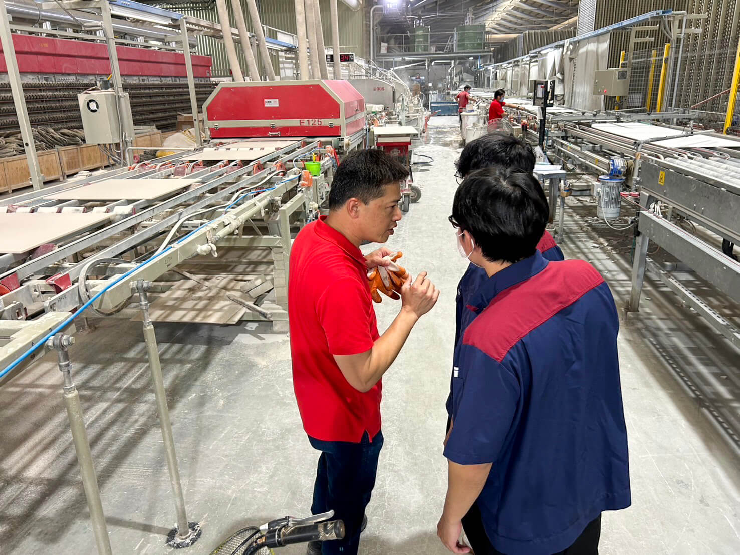 工務同仁會同廠商至磁磚窯廠驗廠，實地核對工廠成品與樣品